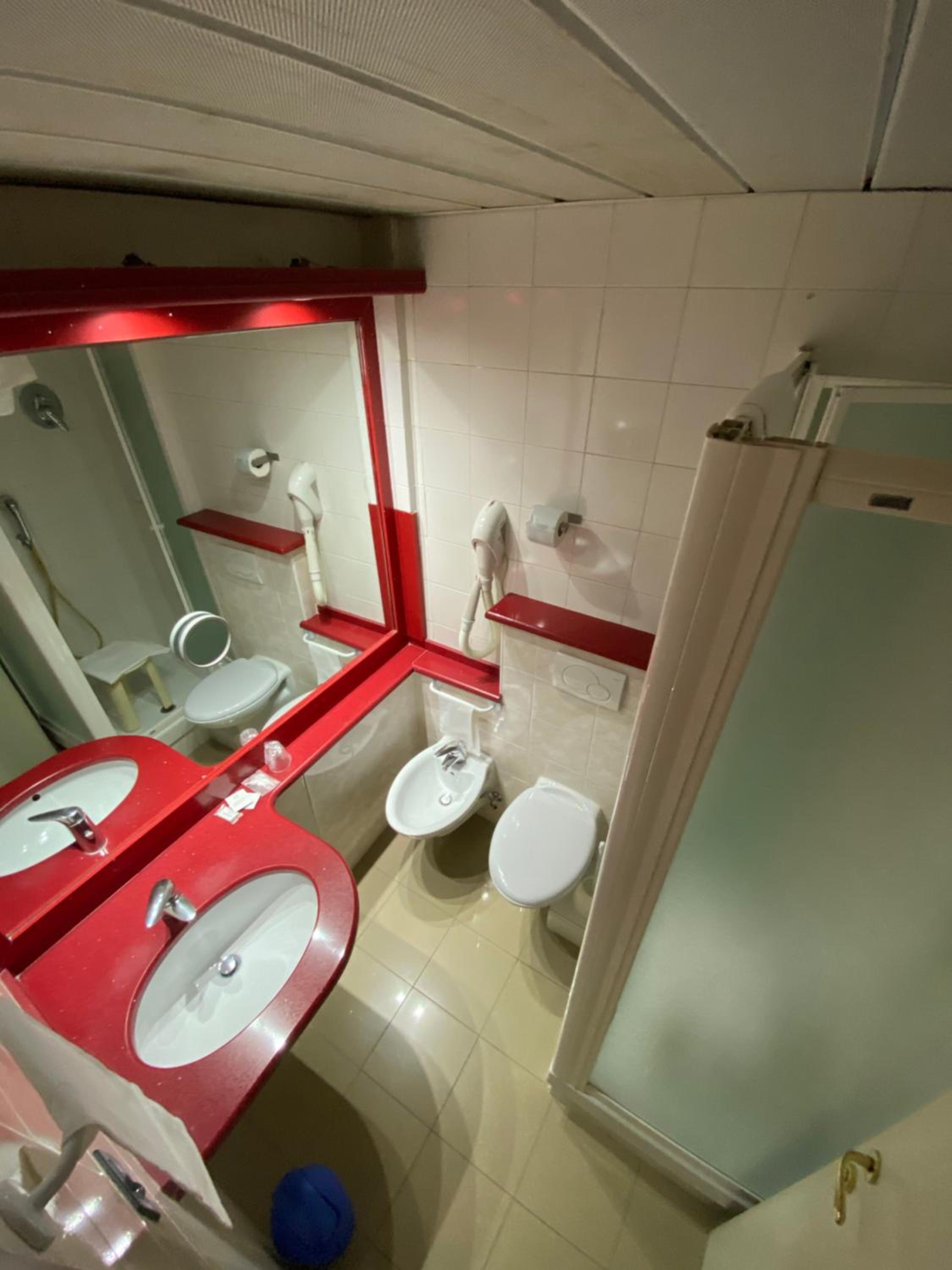 Double or Twin Room with Balcony - Photo 8