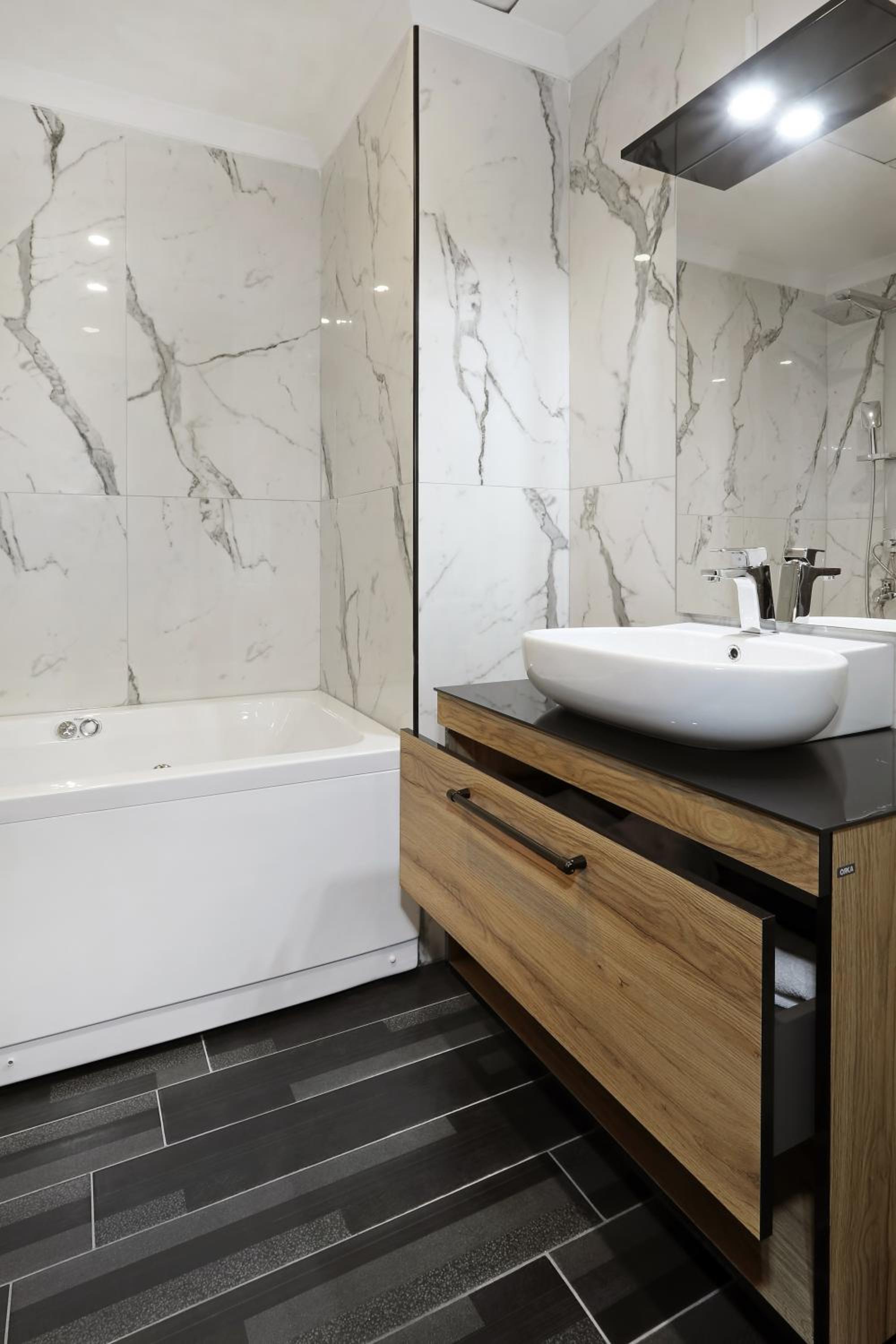Deluxe Double Room with Bath photo 3