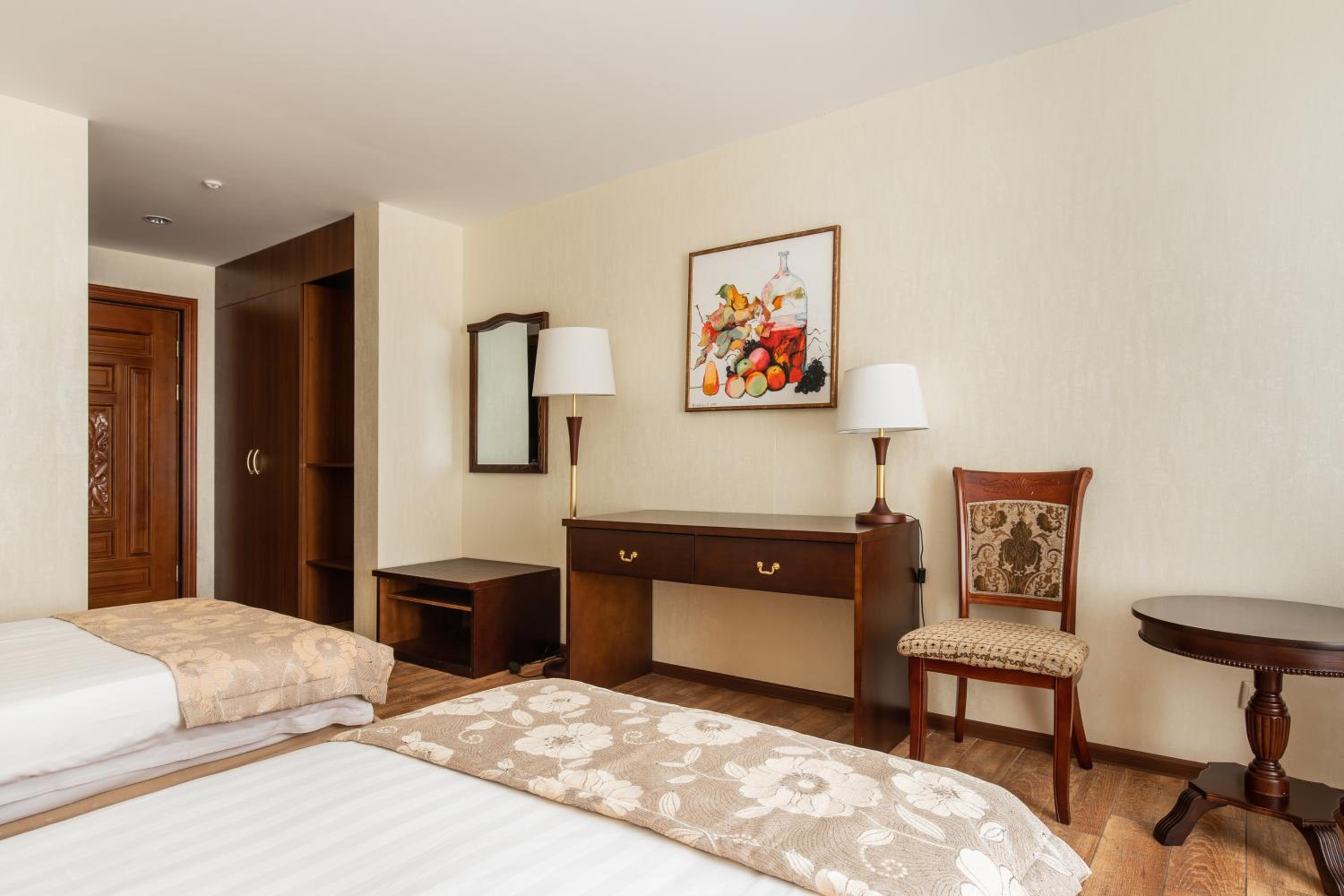 Economy Triple Room photo 2
