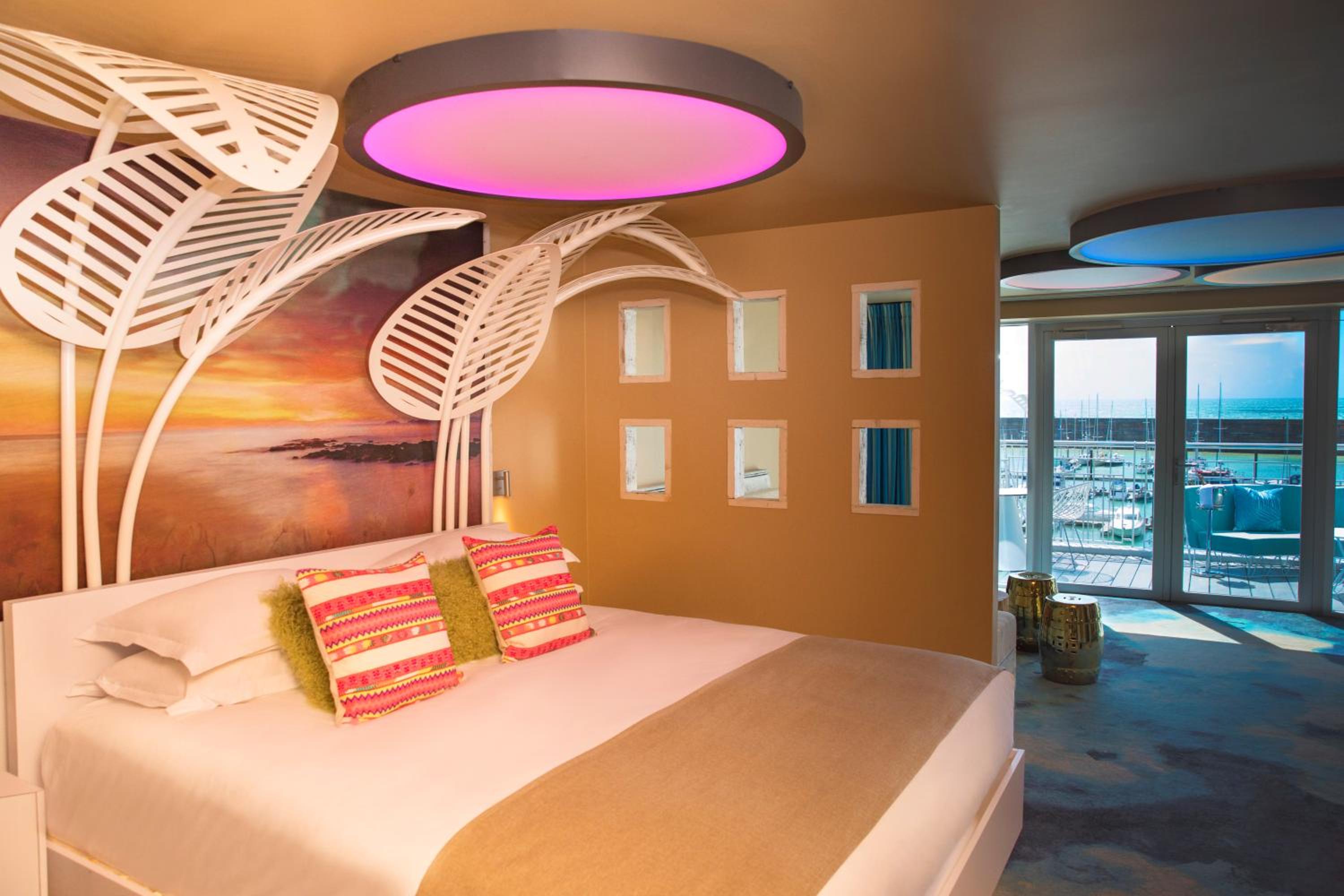 Signature Suite - Photo 6