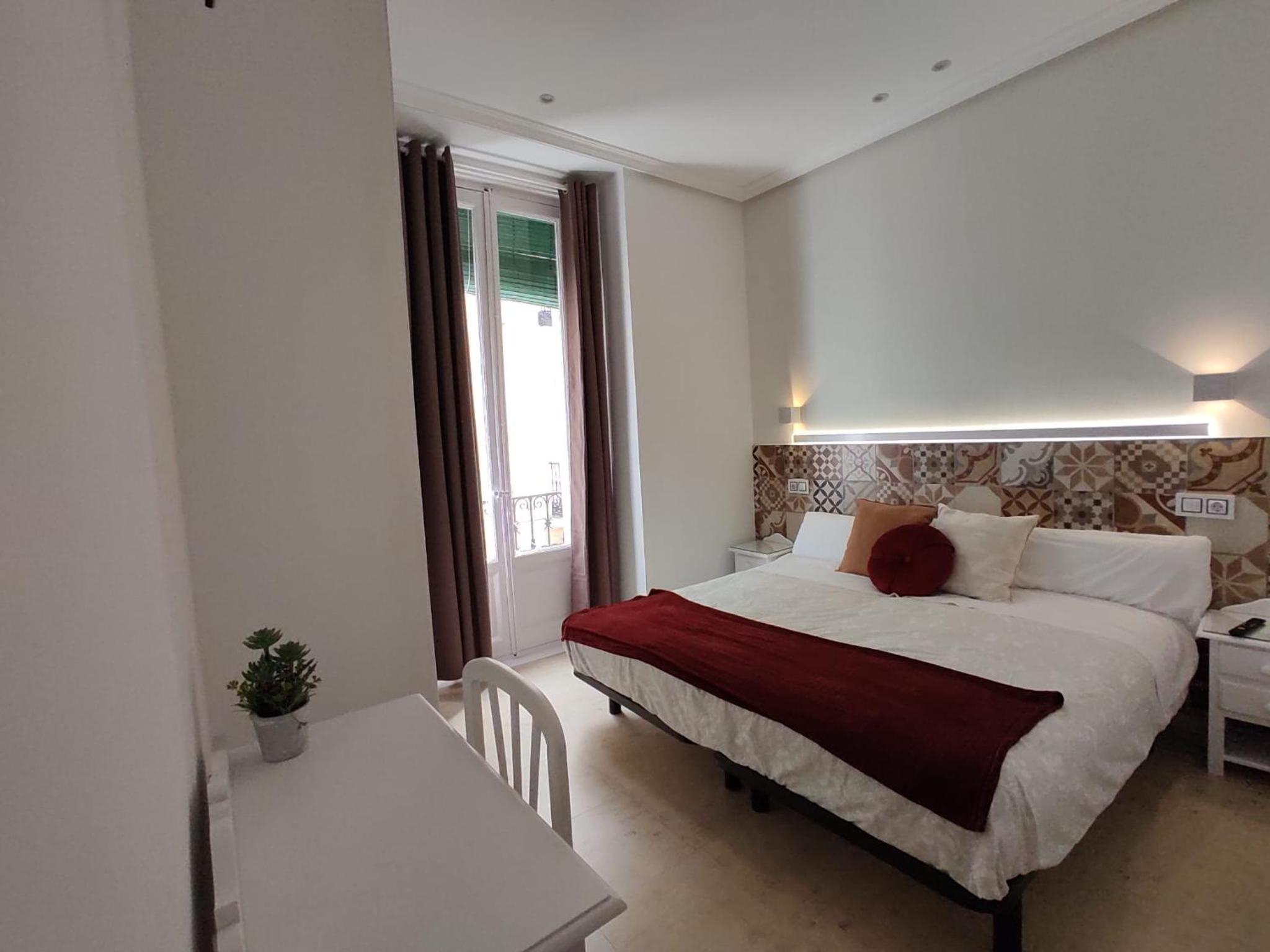 Double Room with Balcony - Photo 1
