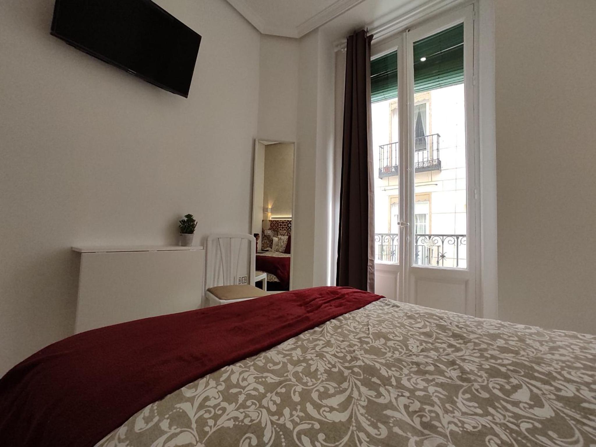 Double Room with Balcony - Photo 7