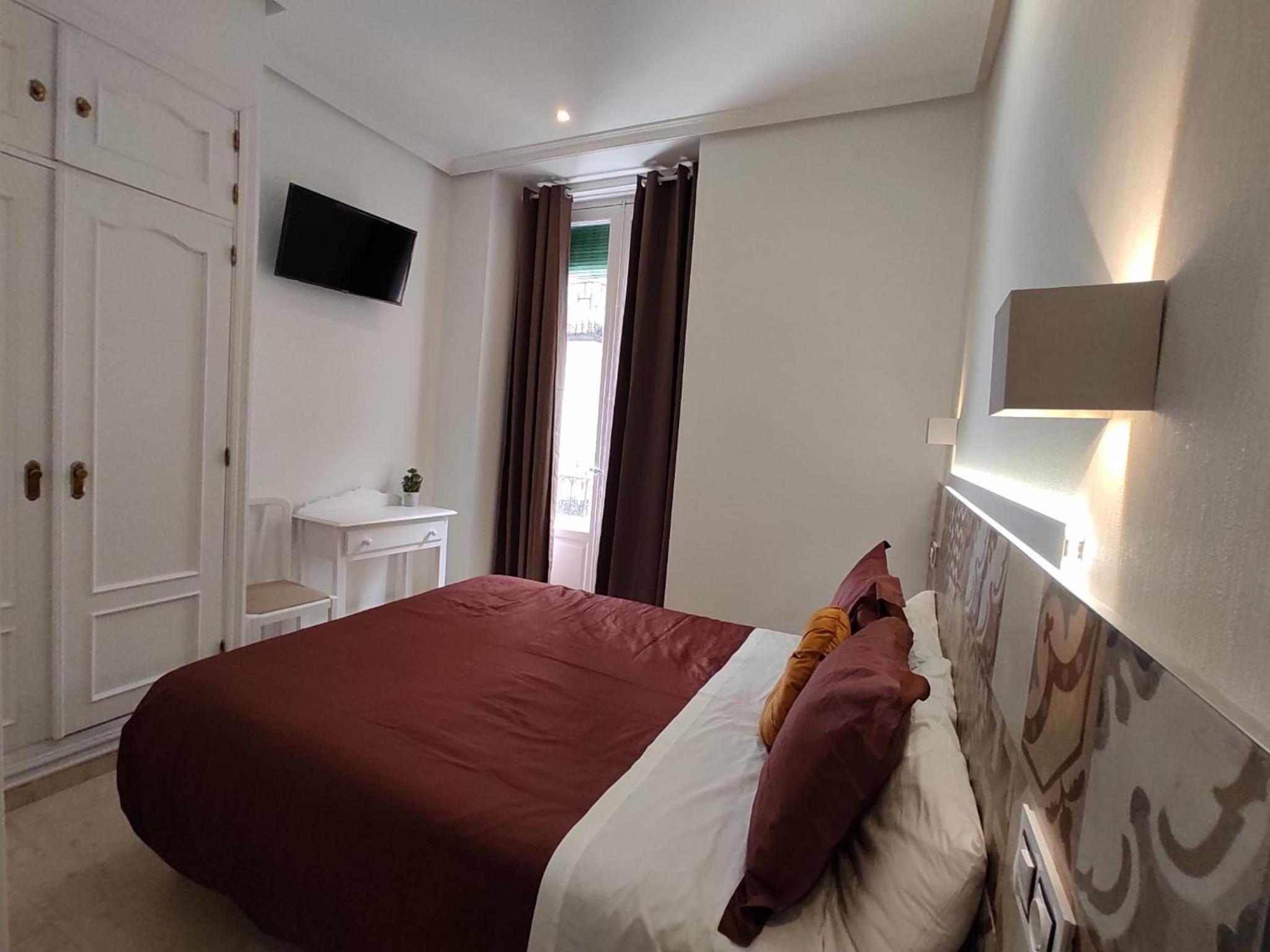 Double Room with Balcony - Photo 8