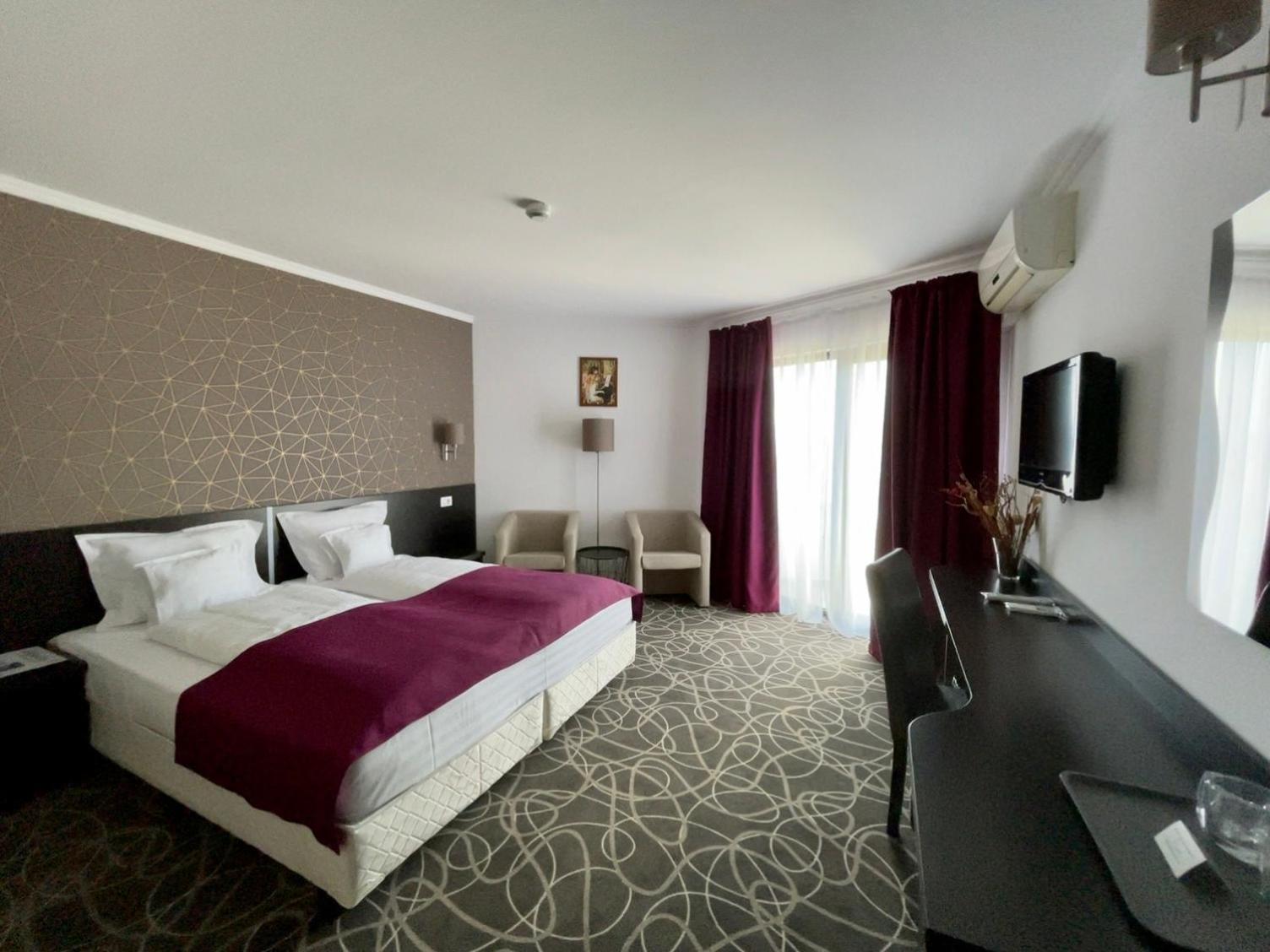 Double Room with Balcony - Photo 9