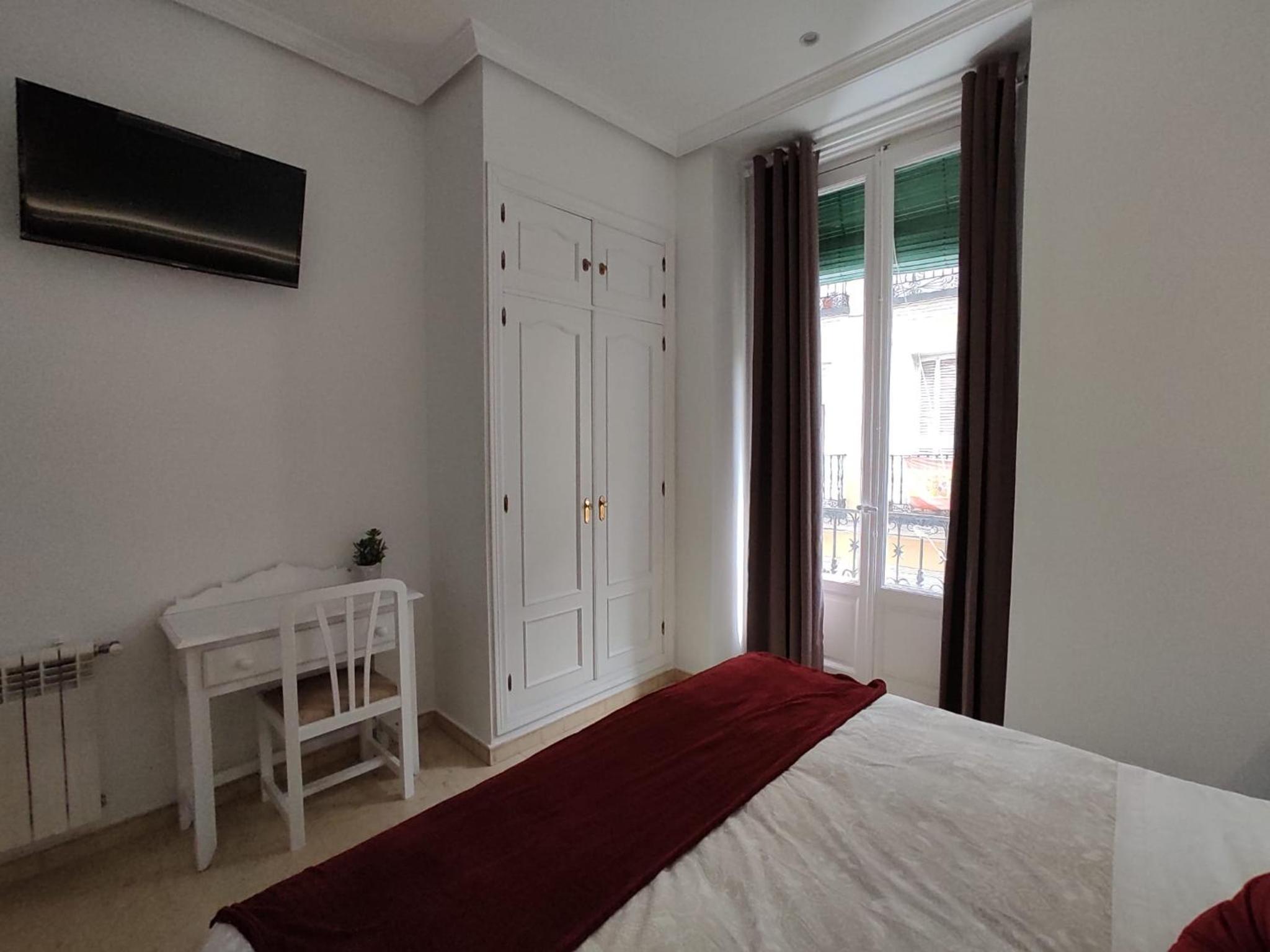 Double Room with Balcony - Photo 9