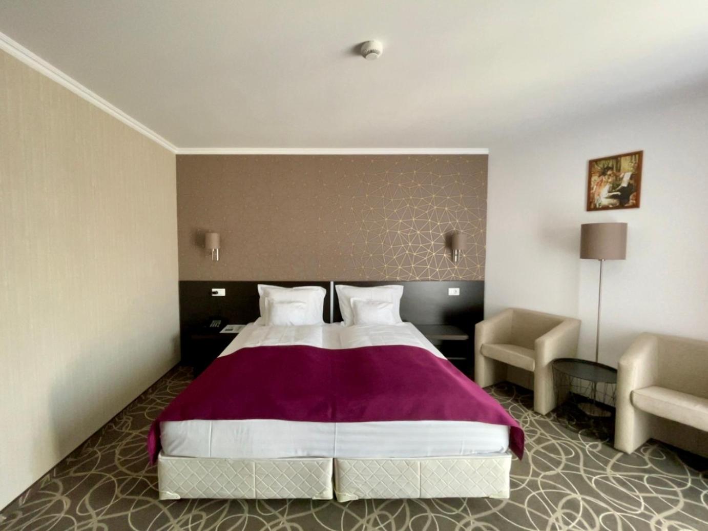 Double Room with Balcony - Photo 11