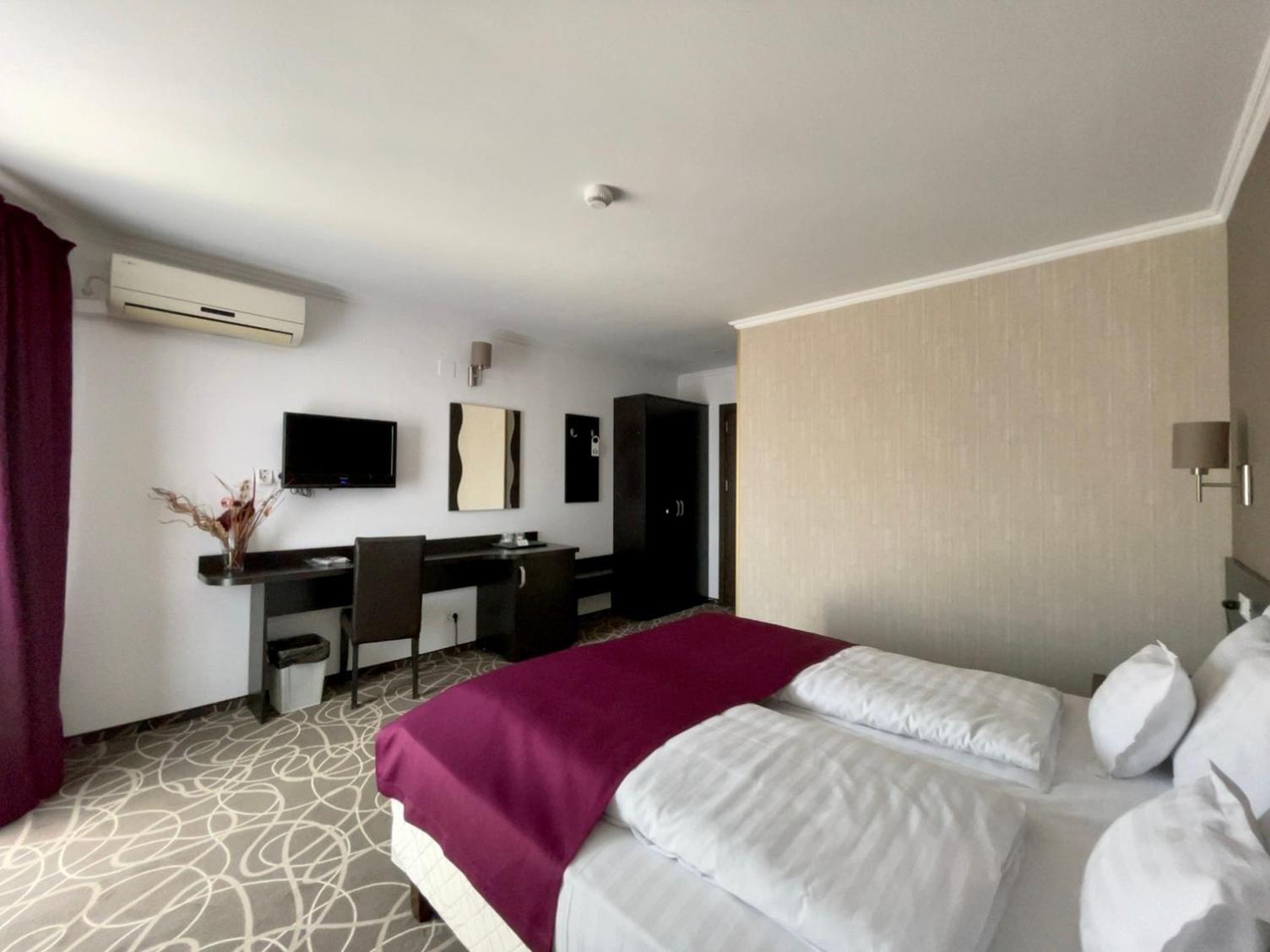 Double Room with Balcony - Photo 10