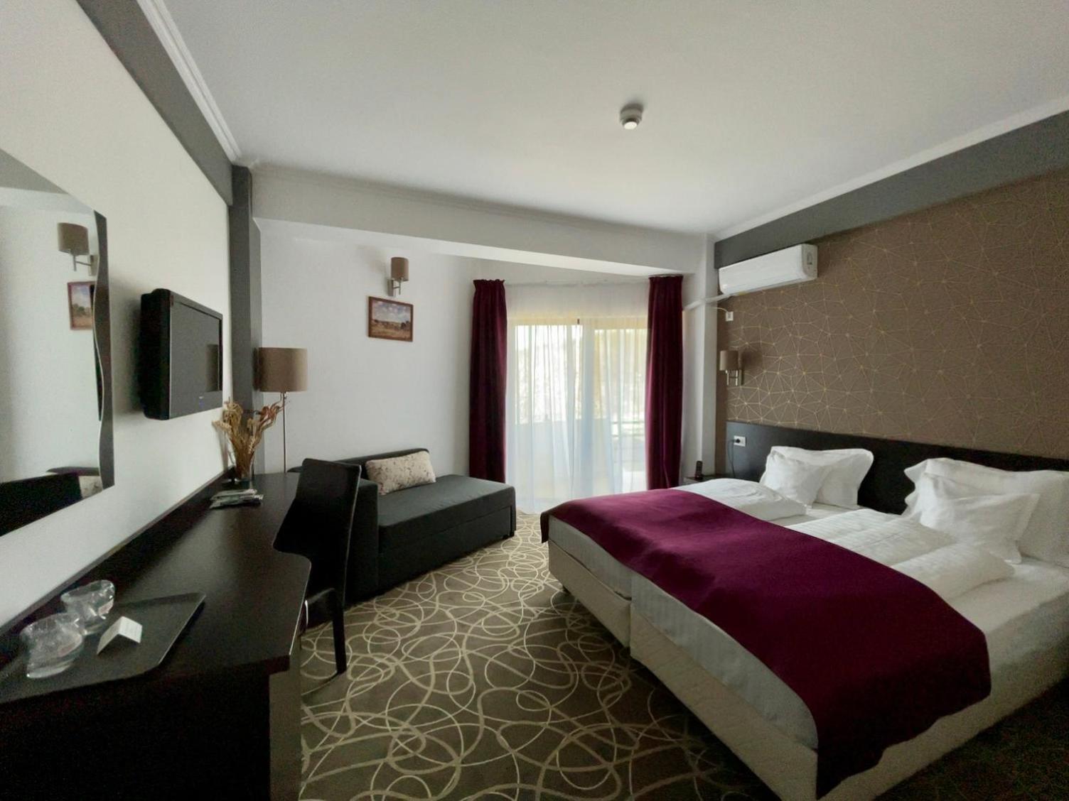 Double Room with Balcony - Photo 13