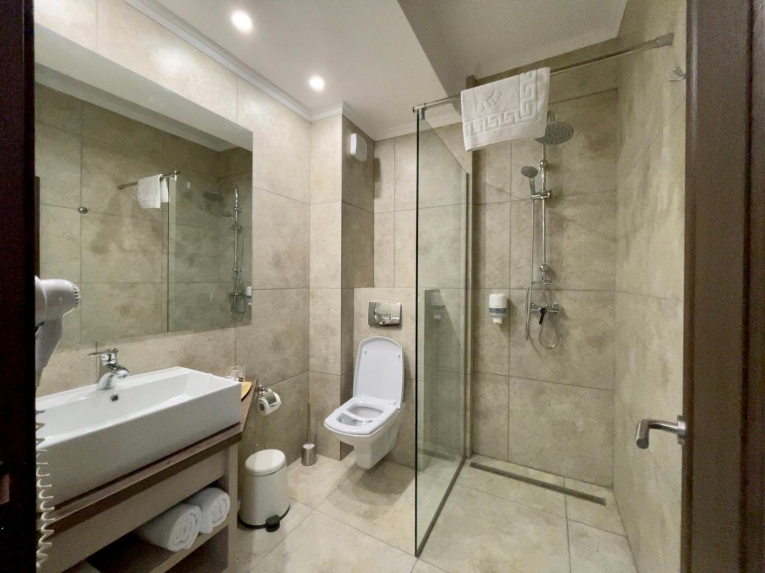Double Room with Balcony - Photo 12