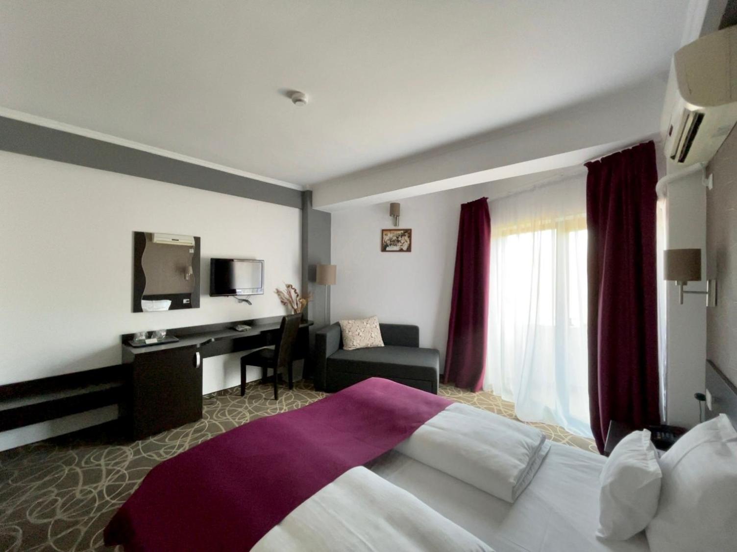 Double Room with Balcony - Photo 14