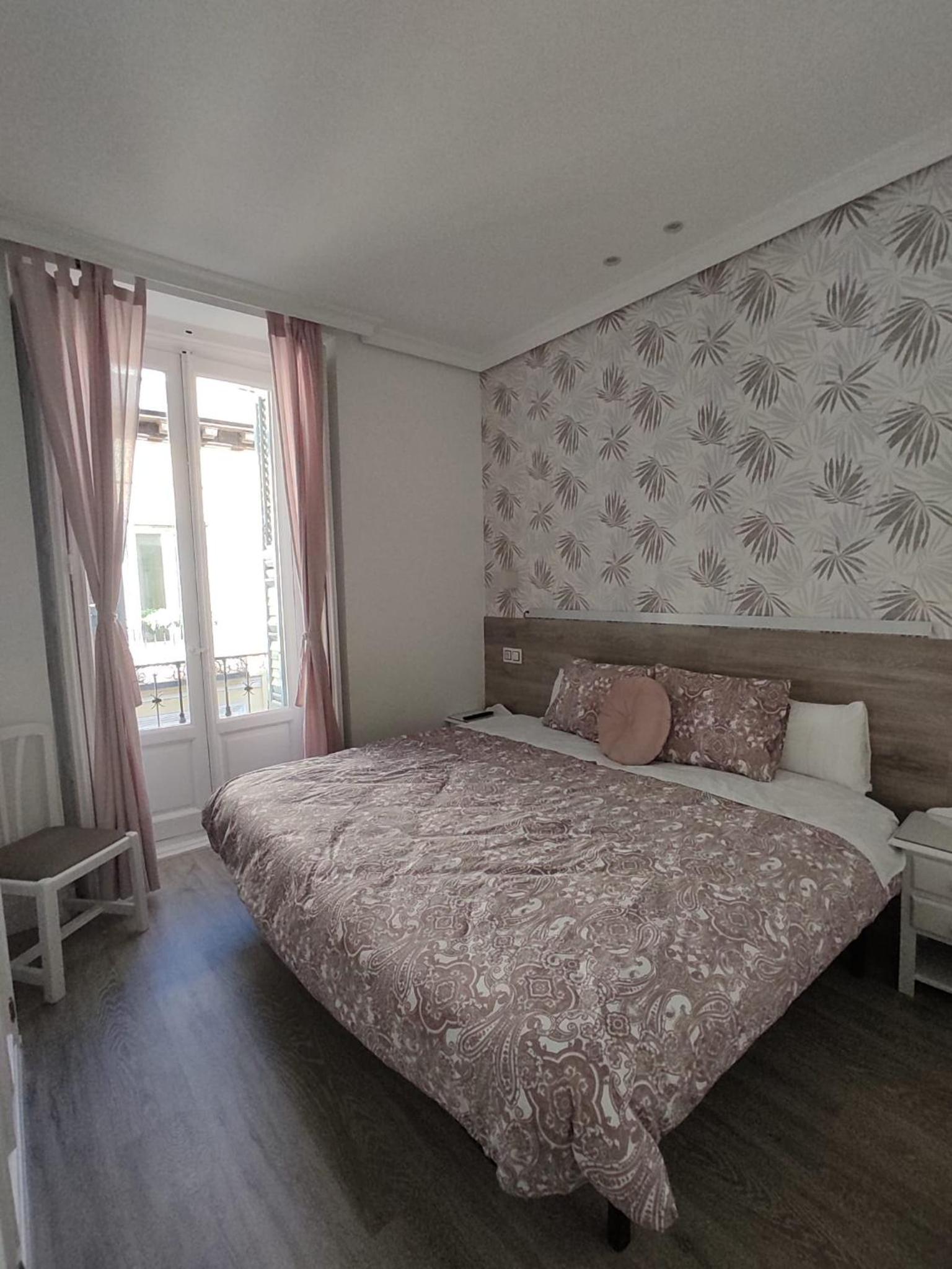 Double Room with Balcony - Photo 10