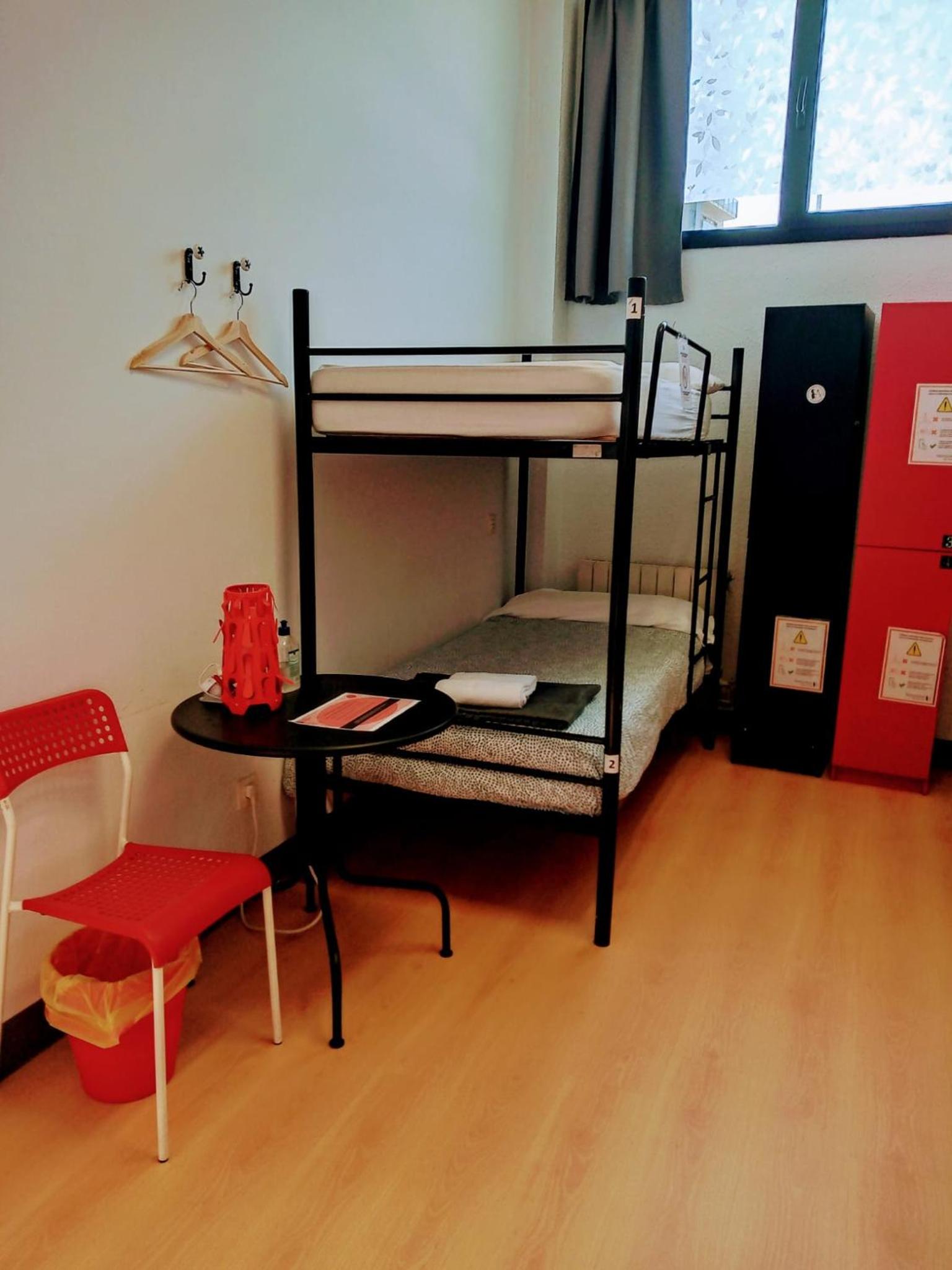 Cama individual en habitación compartida de 4 camas.