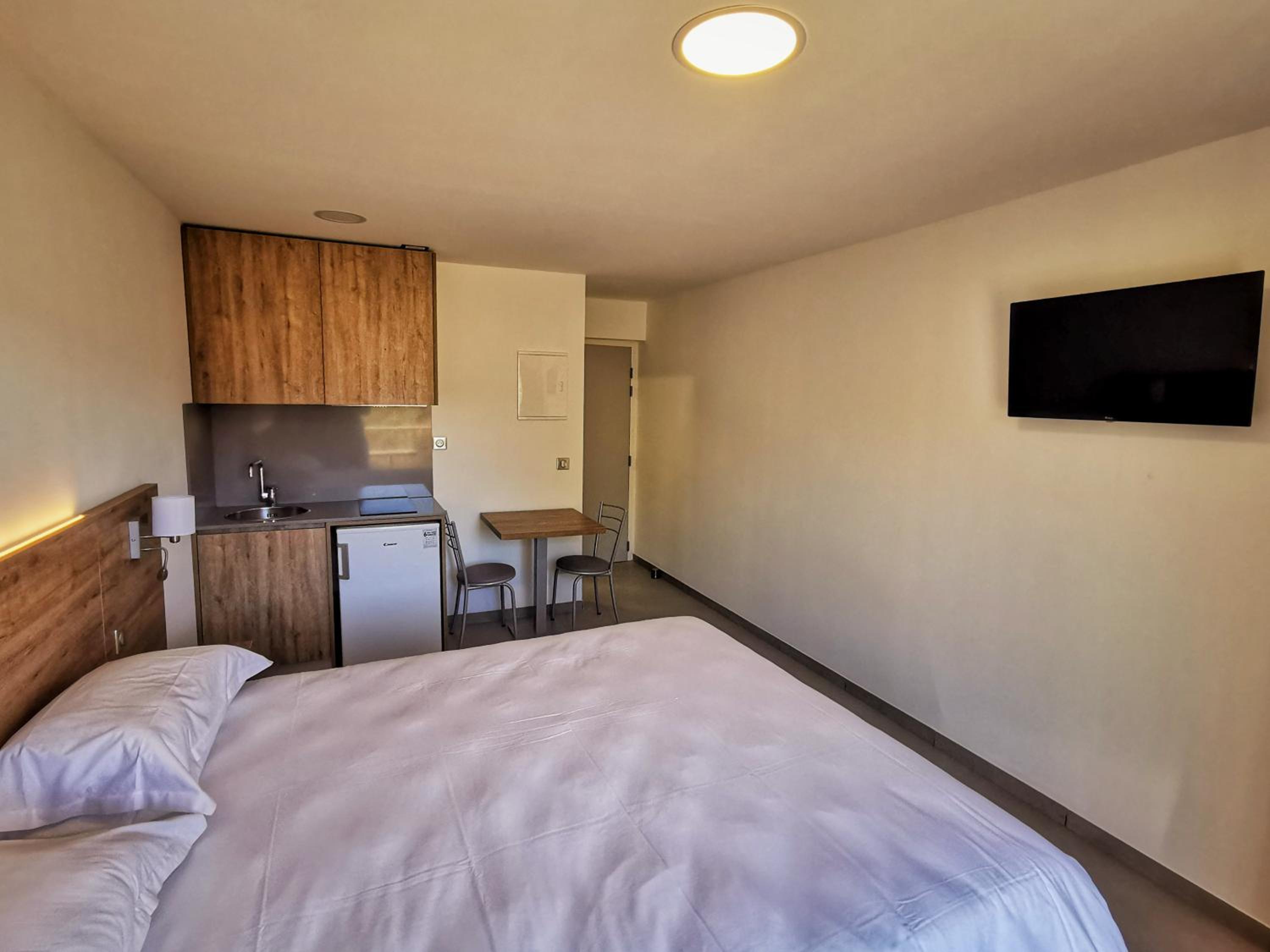 One-Bedroom Apartment photo 1