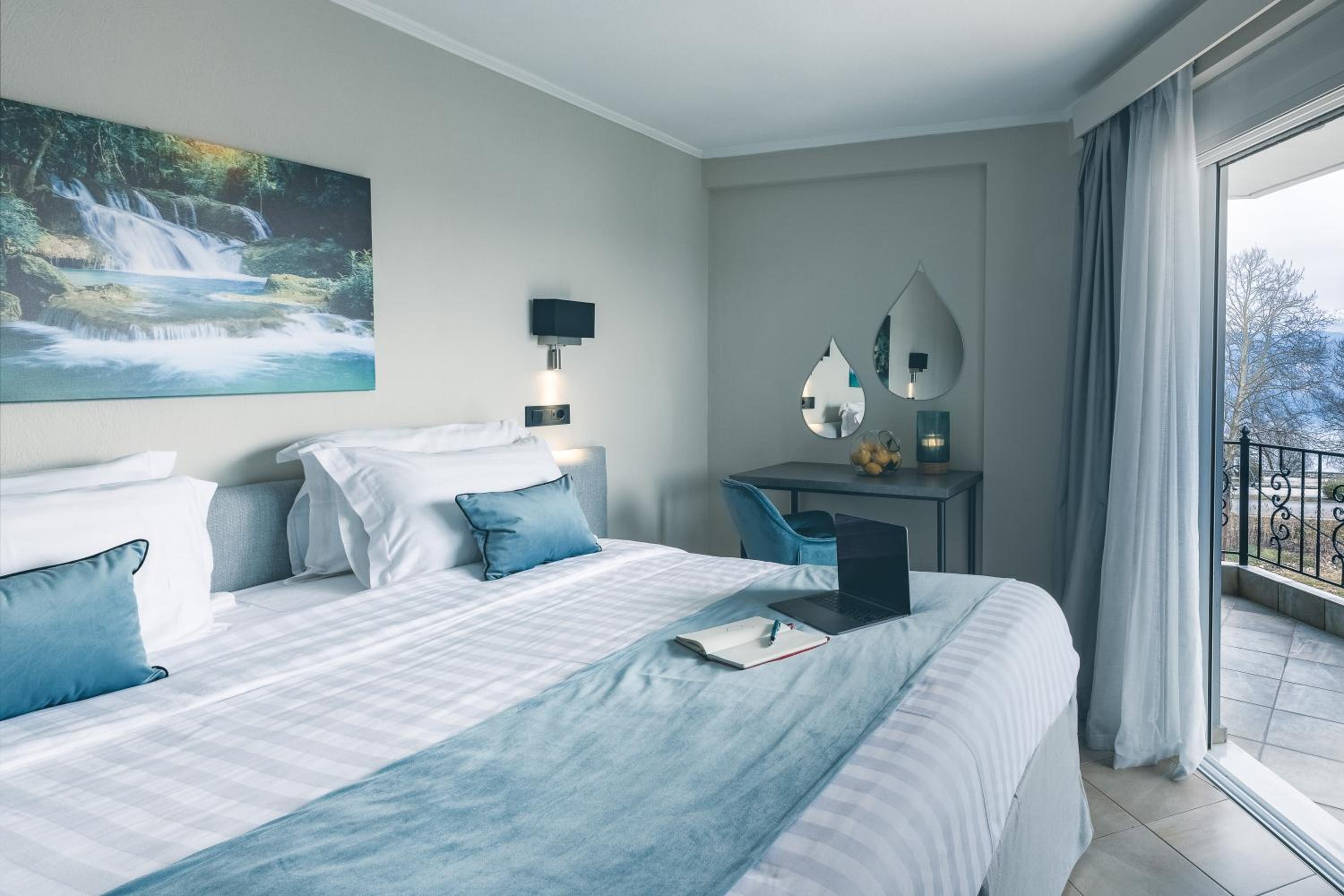 Standard Room with Lake View photo 1