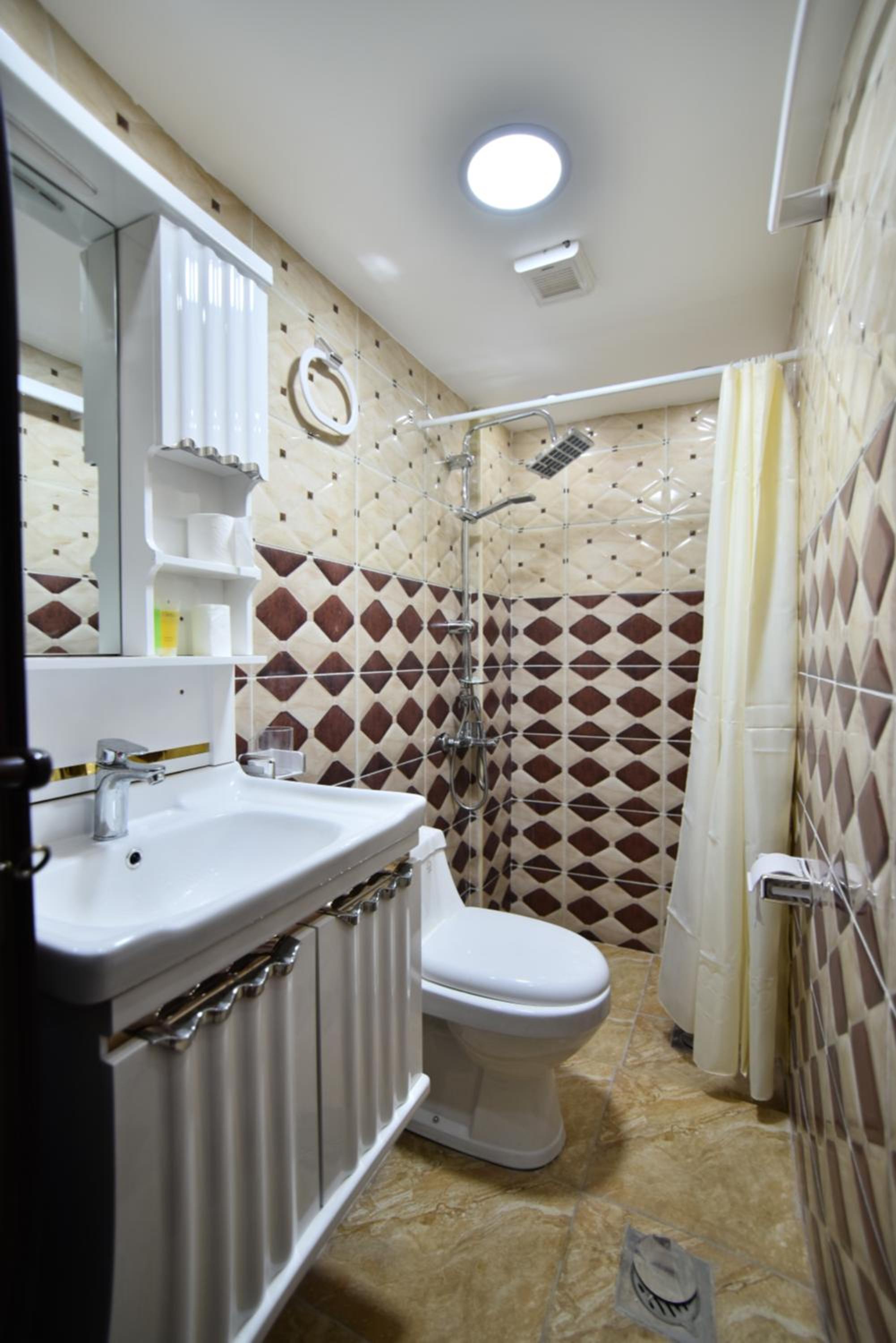 Family Room with Private Bathroom photo 2