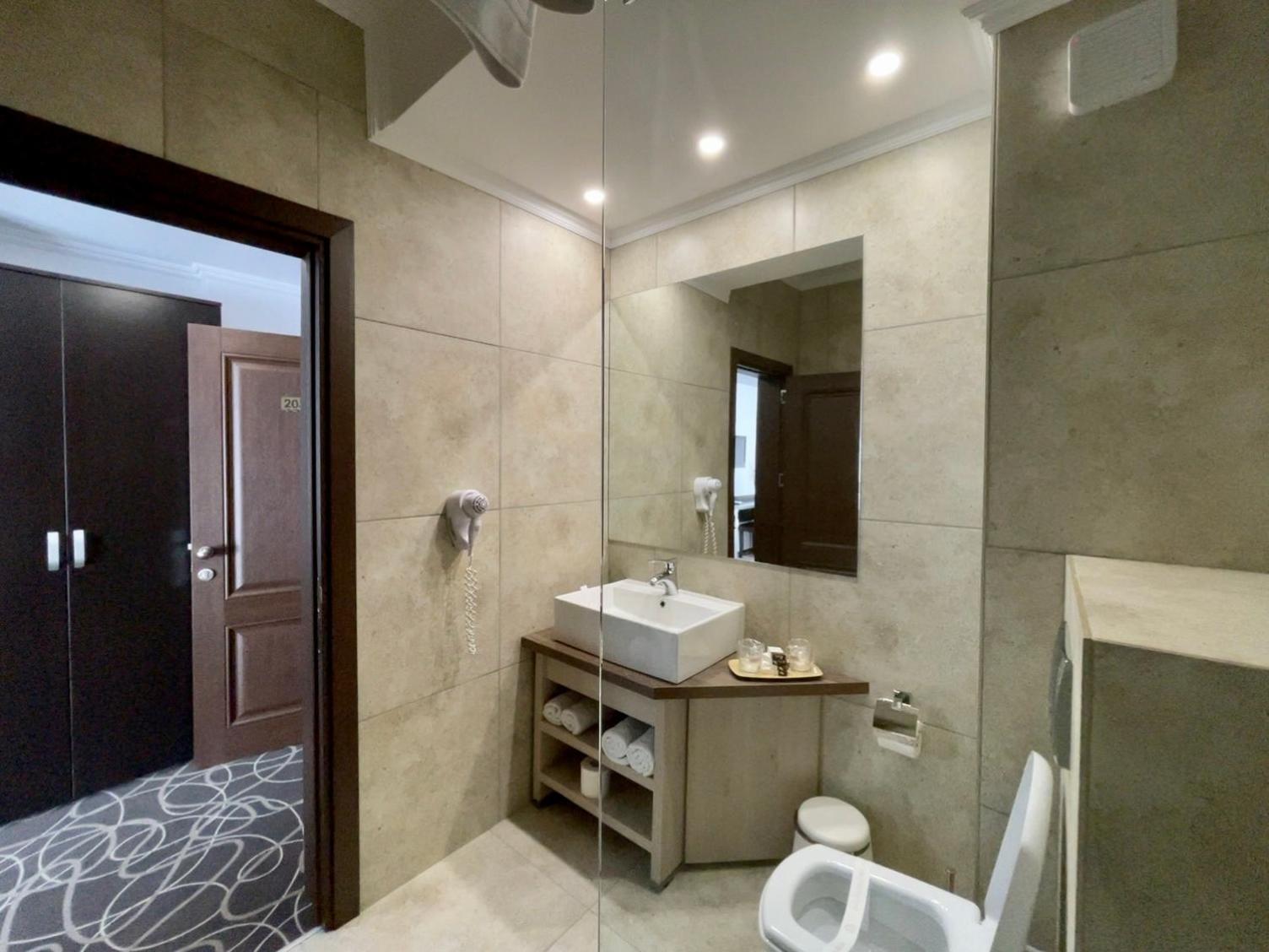 Double Room with Balcony - Photo 16