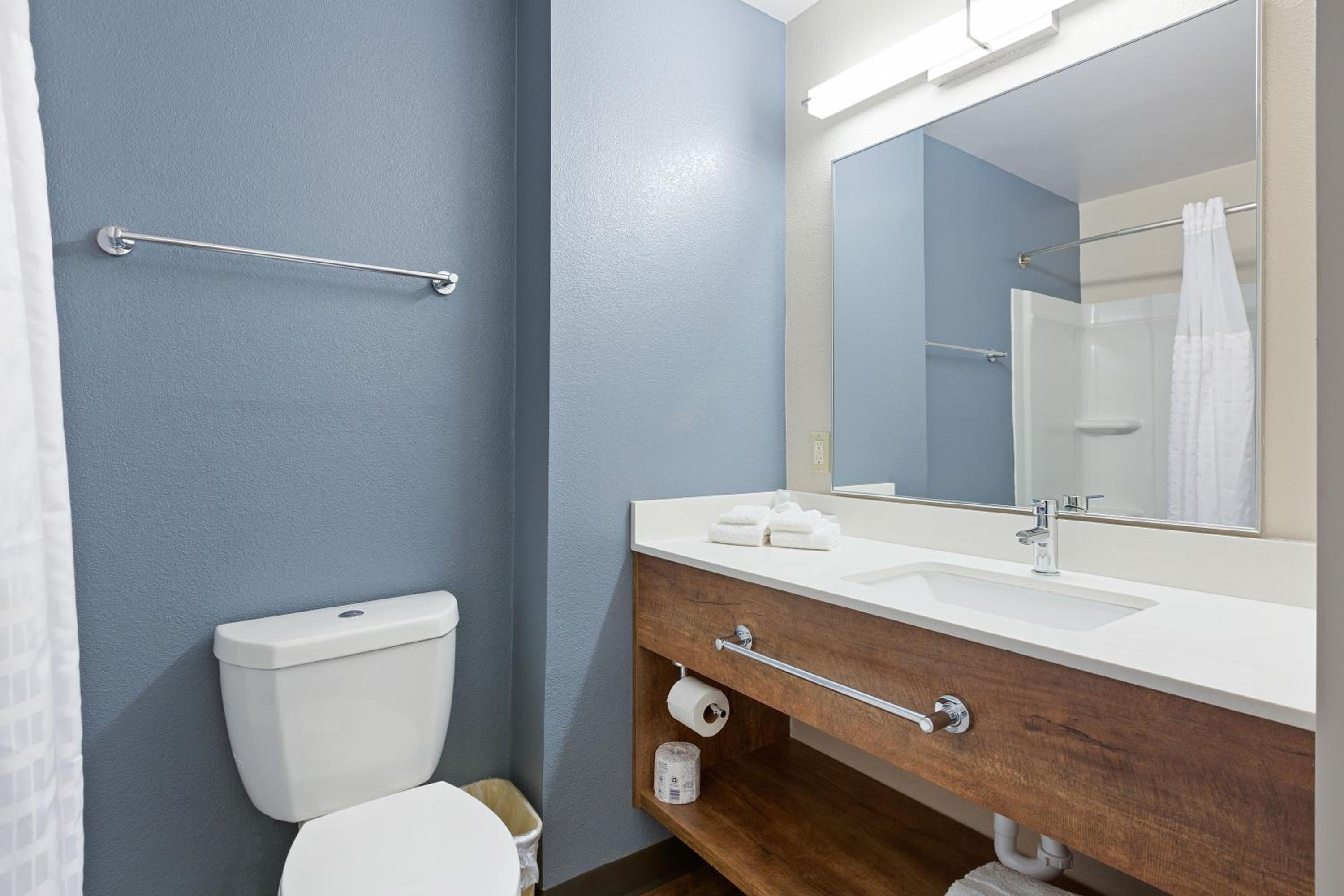 Deluxe Studio with 1 Queen Bed - Non-Smoking - Photo 10