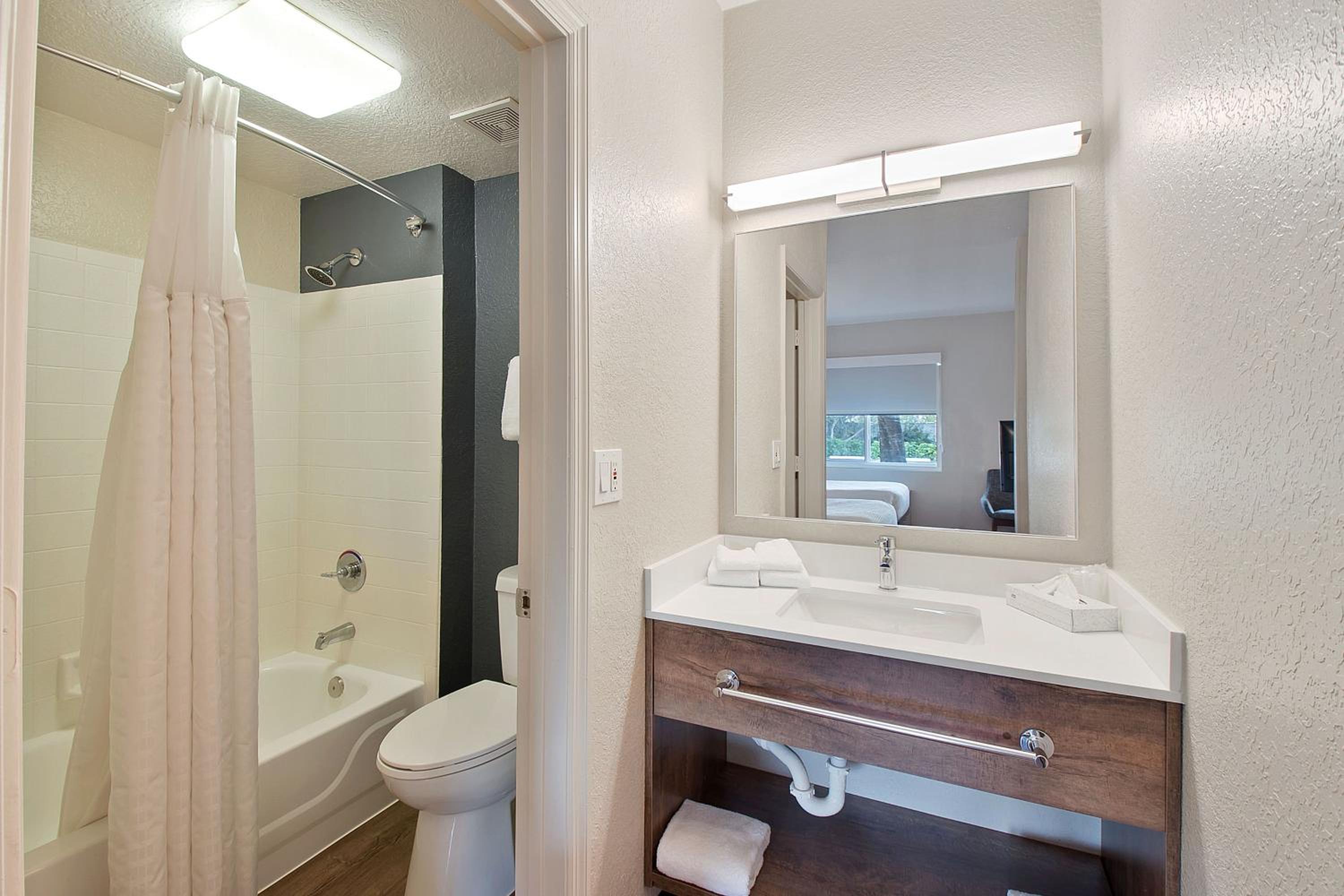 Deluxe Studio with 2 Double Beds - Non-Smoking - Photo 5