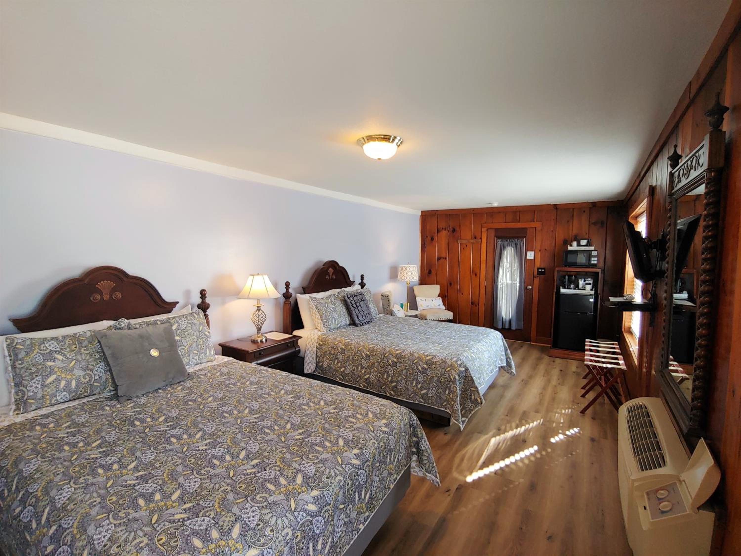 Queen Room With Two Queen Beds - Pet-Friendly