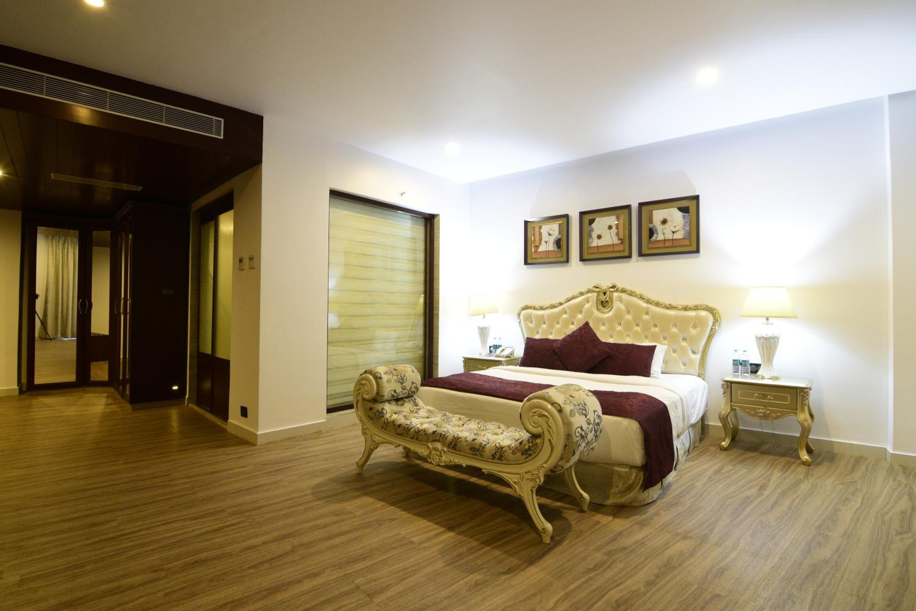 Double Room with Pool View photo 3
