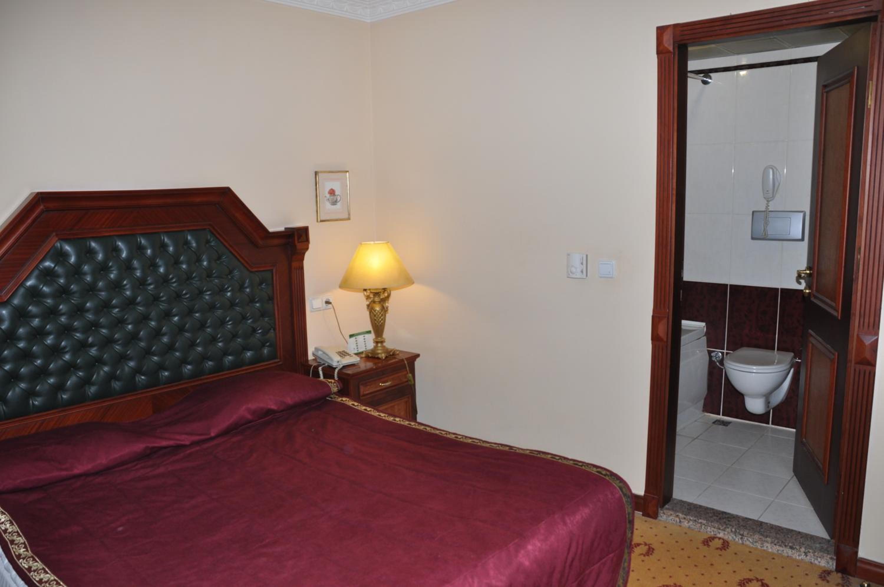 Standard Double Room - Photo 15
