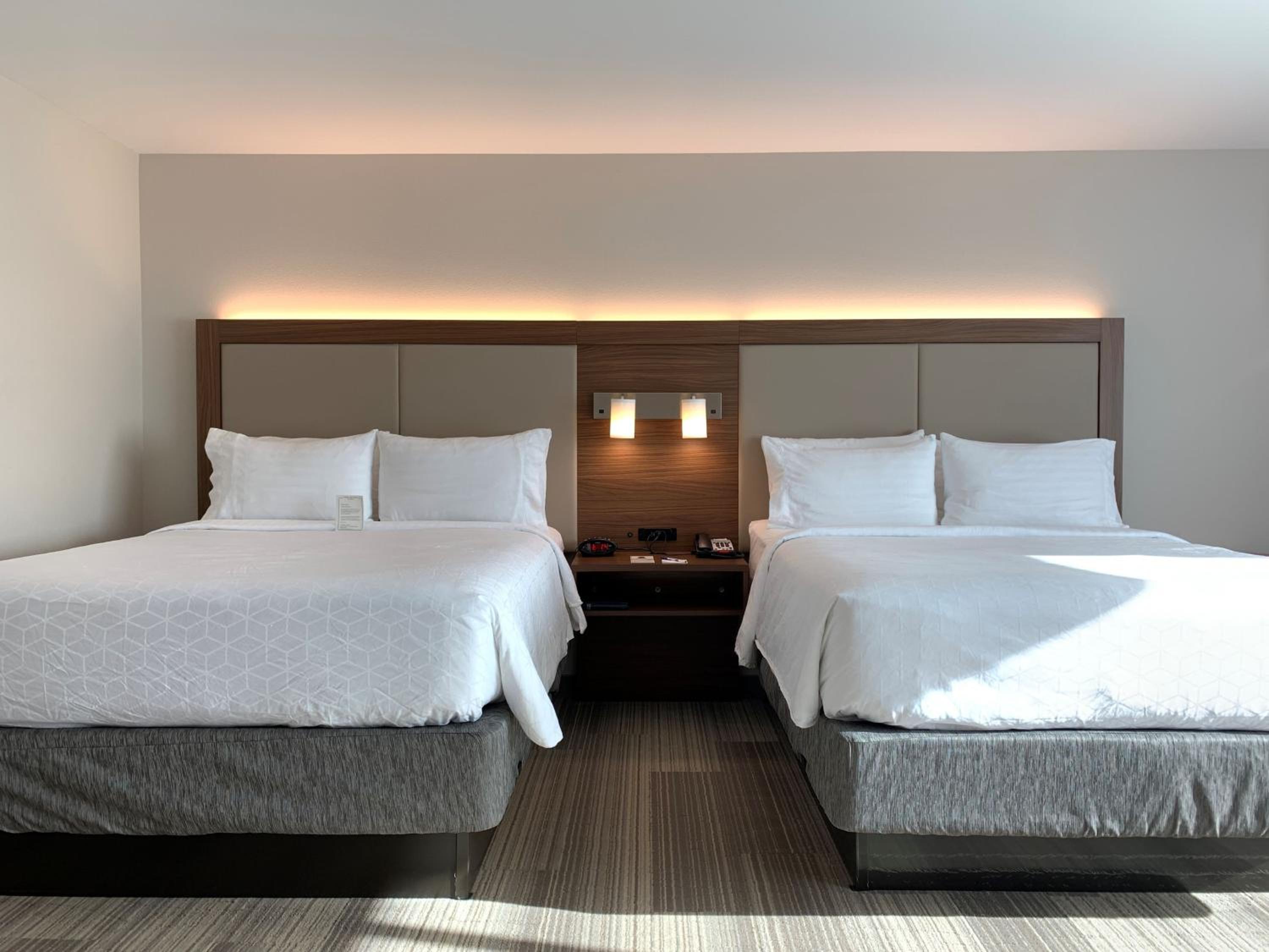 Standard Queen Room with Two Queen Beds and Roll-In Shower - Mobility Access photo 3