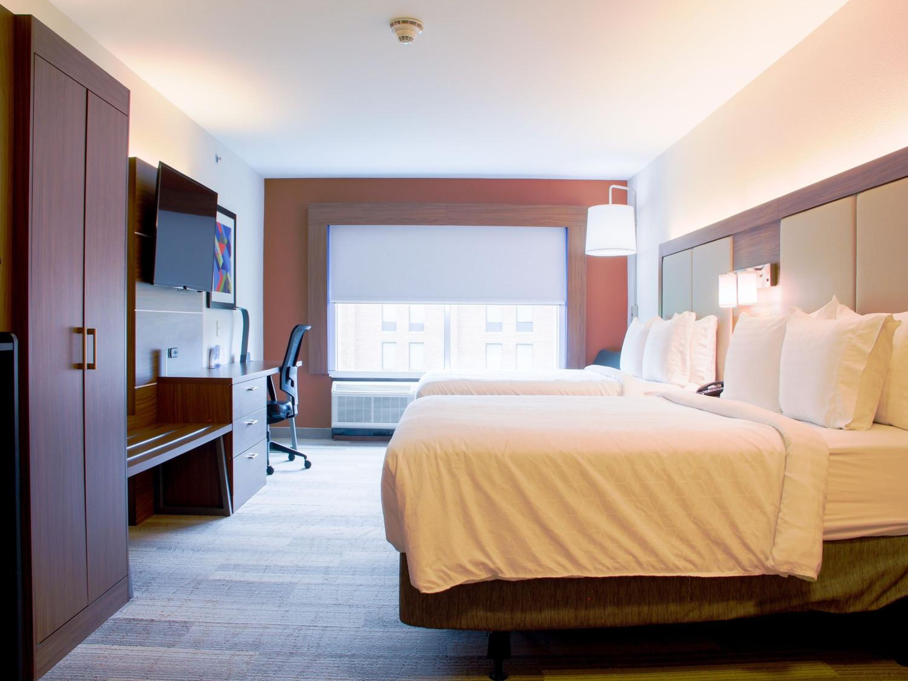 Standard Queen Room with Two Queen Beds and Roll-In Shower - Mobility Access photo 2