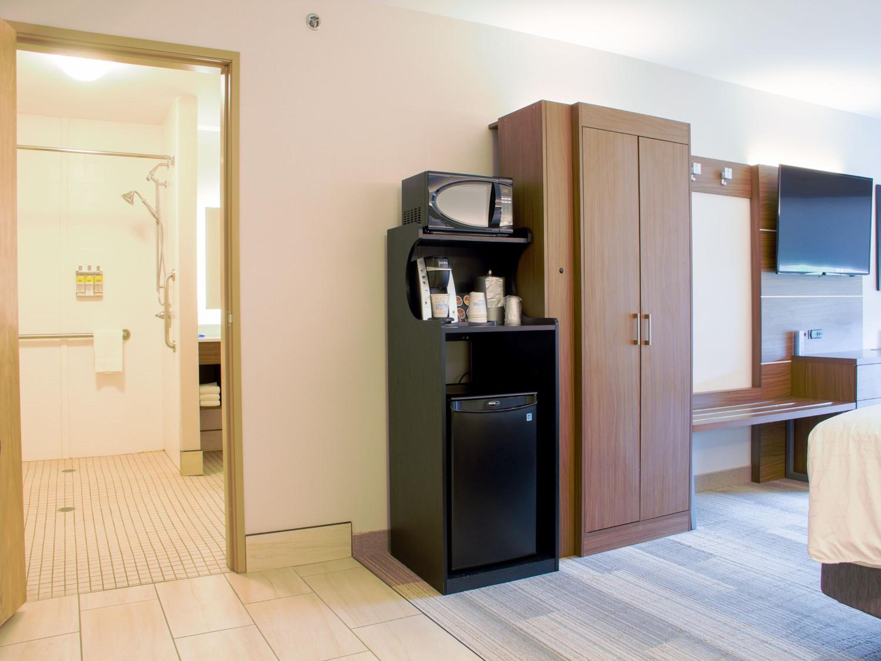 Standard Queen Room with Two Queen Beds and Roll-In Shower - Mobility Access photo 1