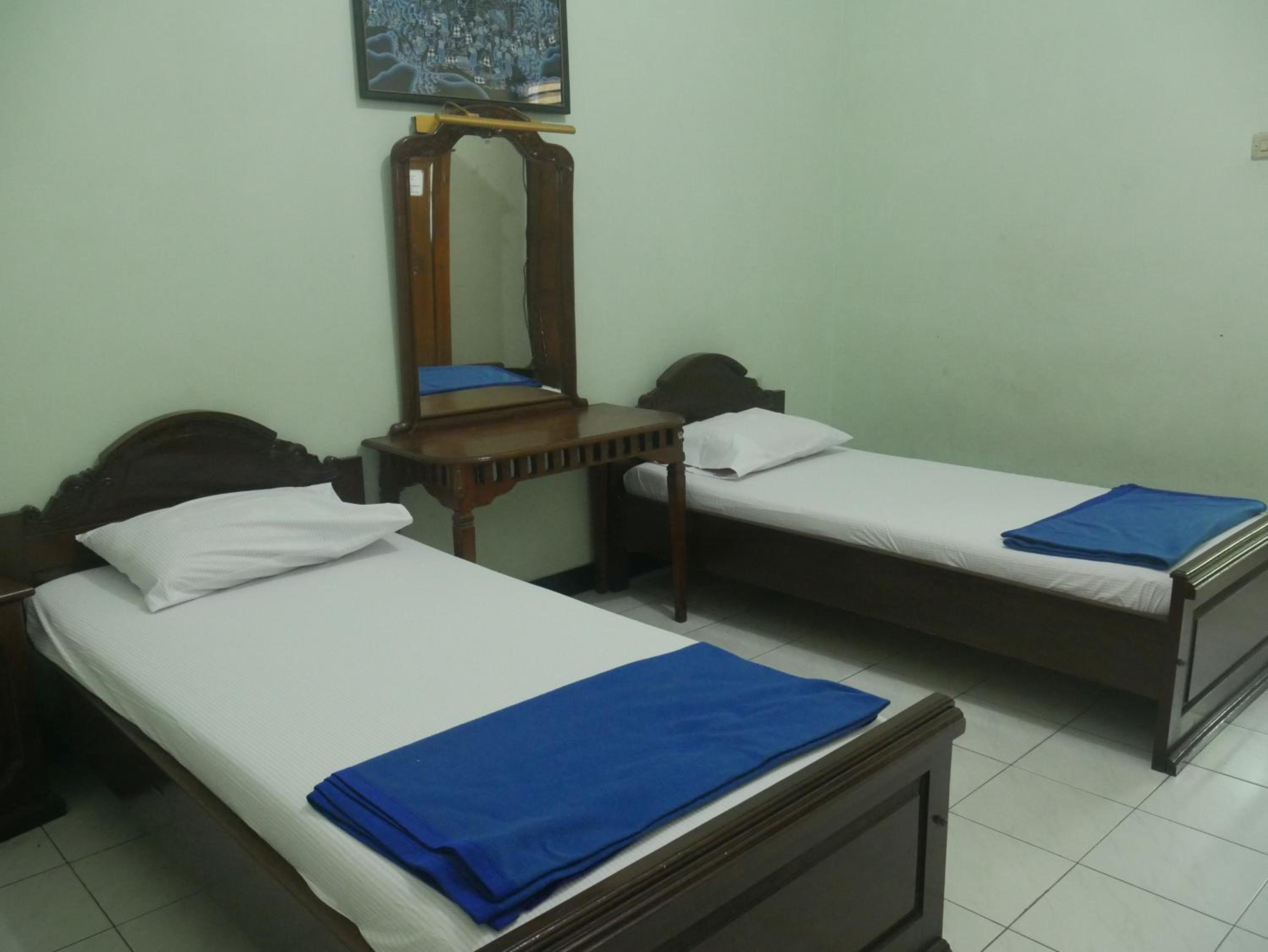 Economy Twin Room photo 2