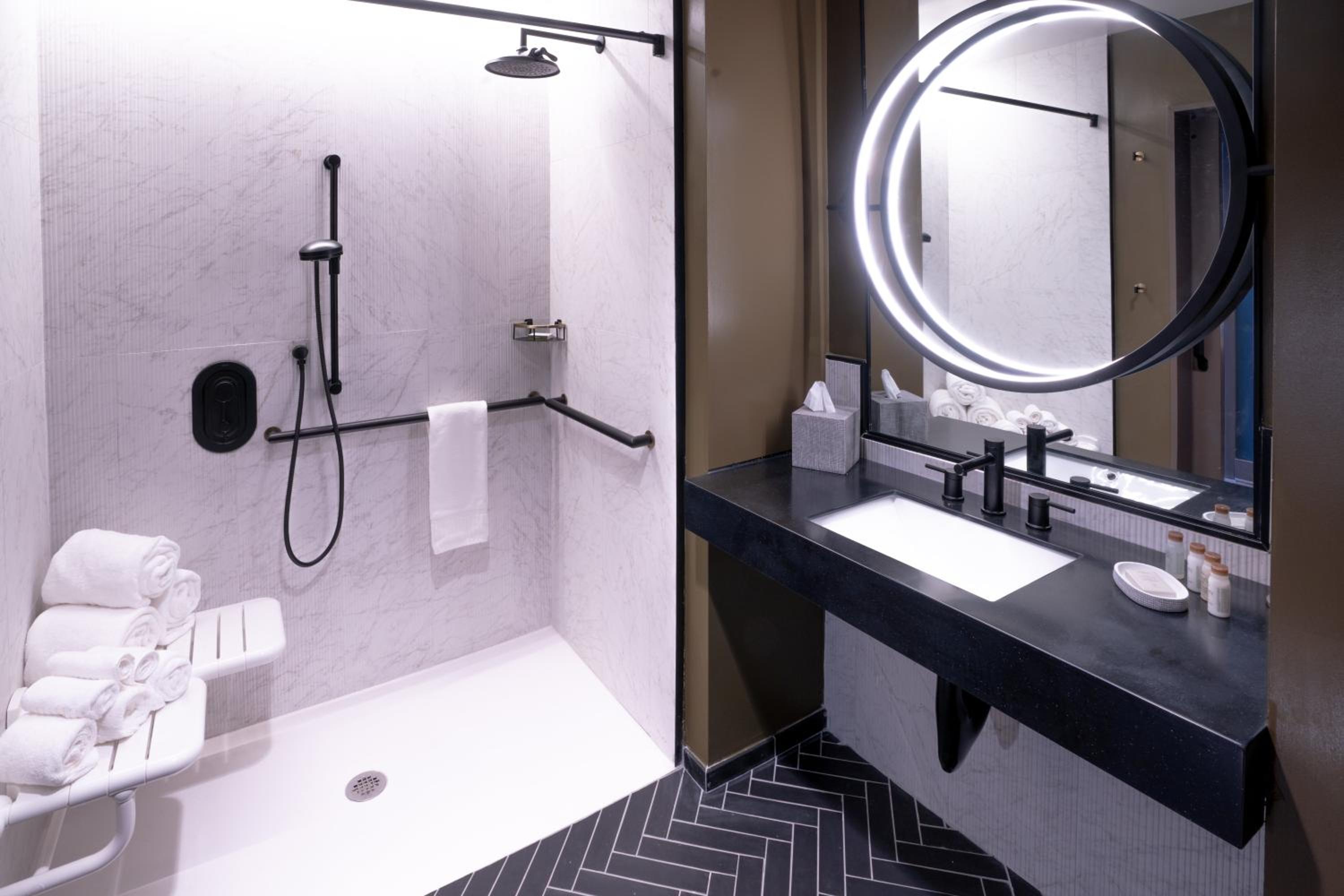 Standard King Room with Roll-In Shower - Mobility Access - Photo 1