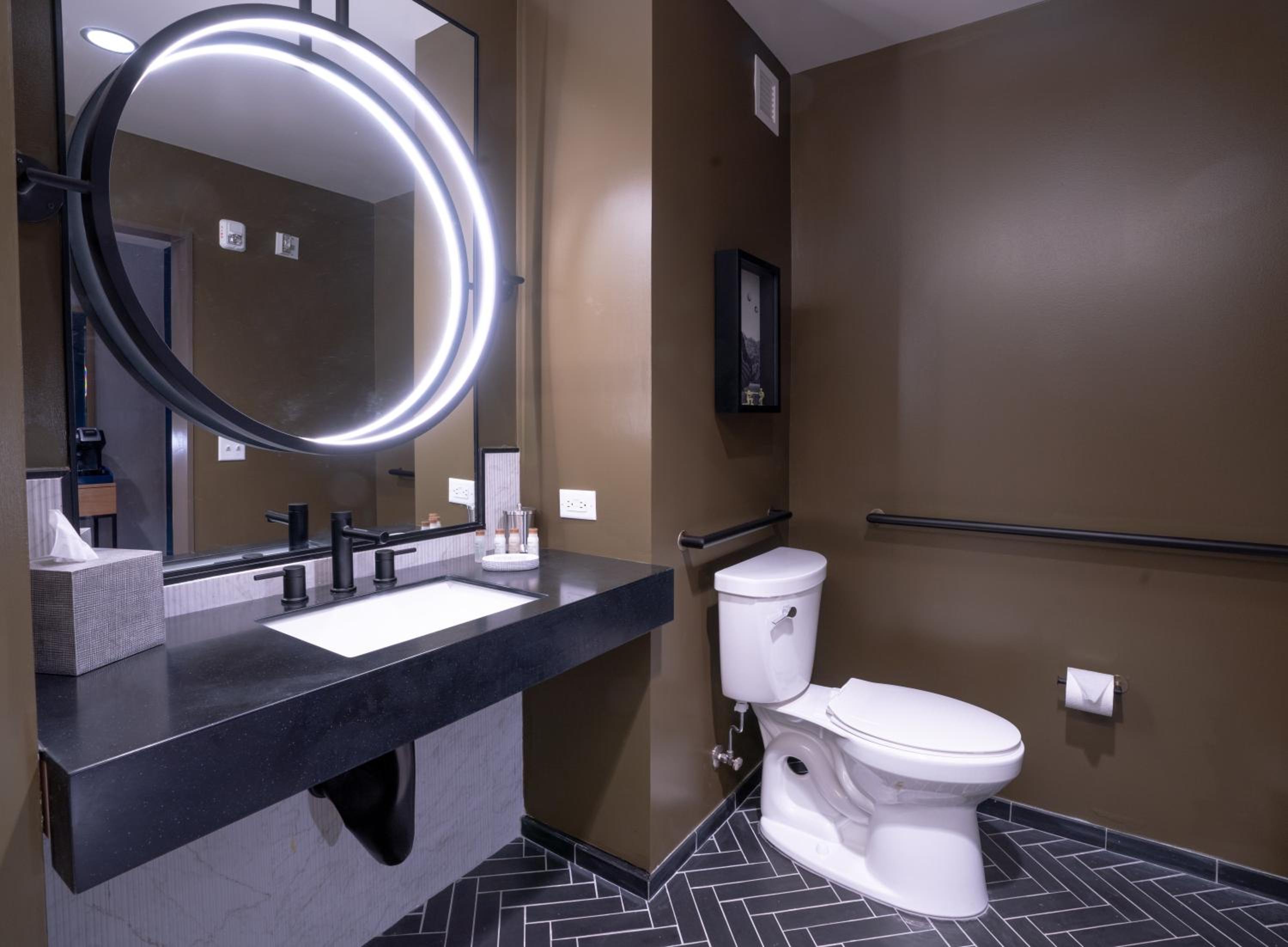 Standard King Room with Roll-In Shower - Mobility Access - Photo 2