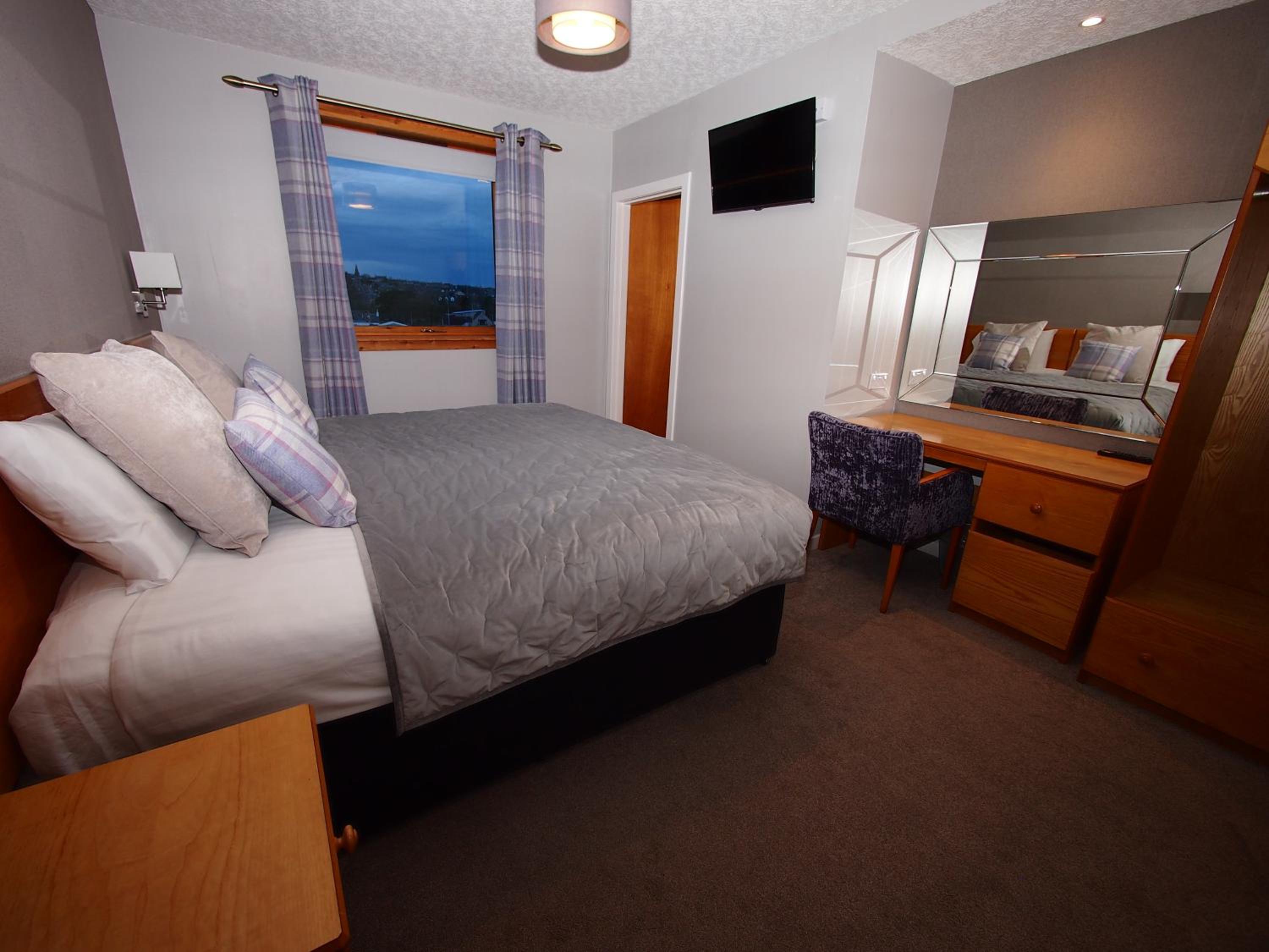 Double or Twin Room - Photo 6