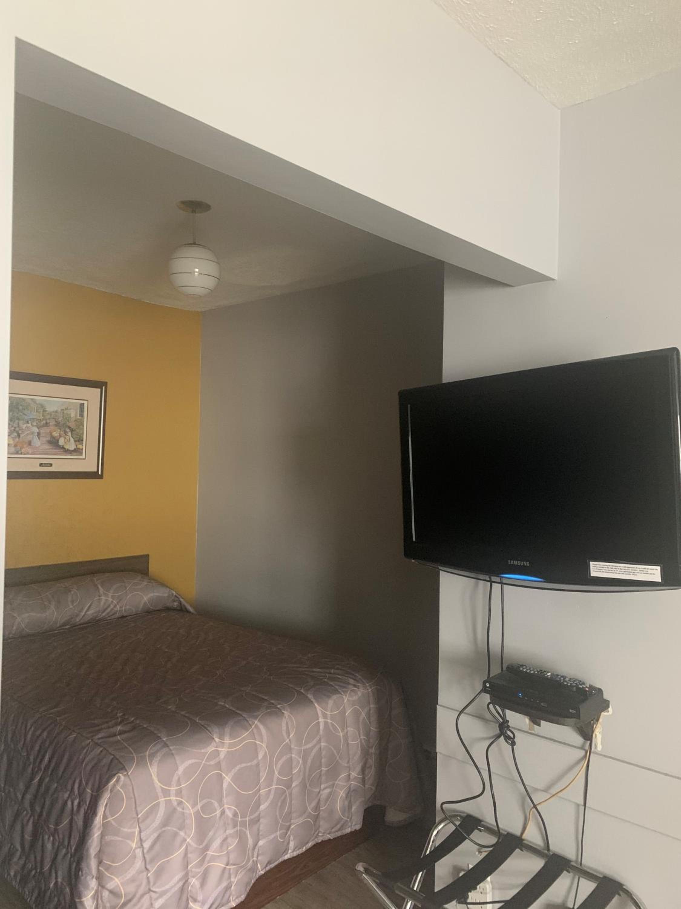 Double Room with One Double Bed - Non Smoking/Pet Friendly photo 1