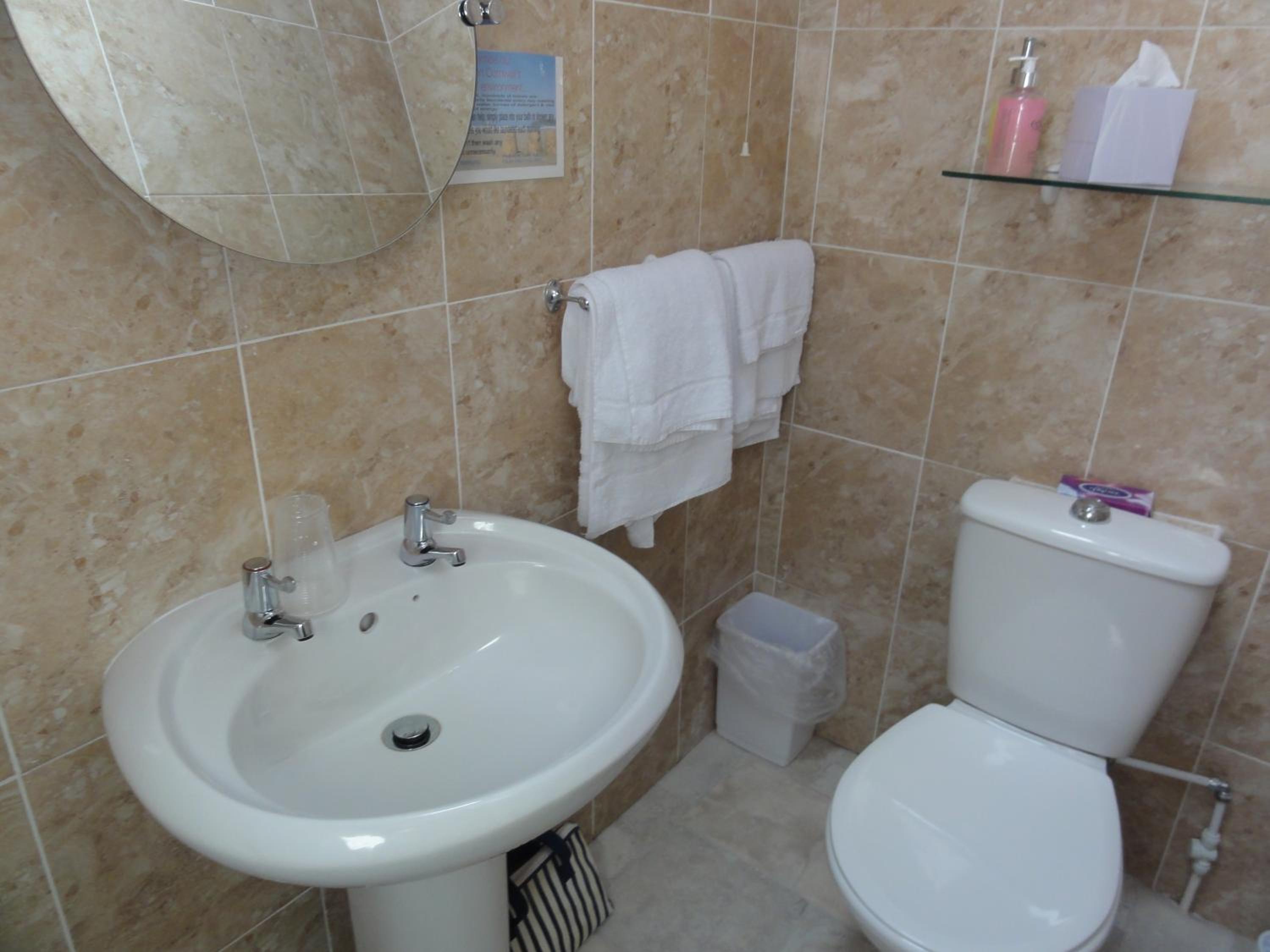 Single Room with Bathroom photo 2
