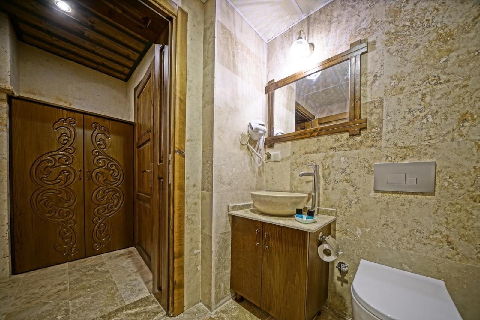 Standard Double Room - Photo 12