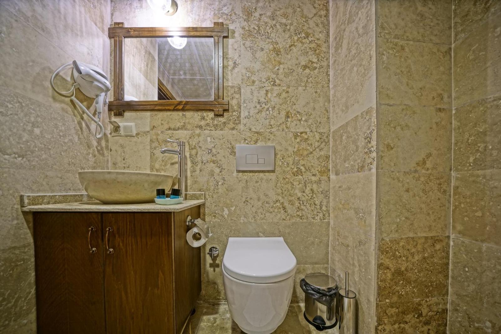 Standard Double Room - Photo 9