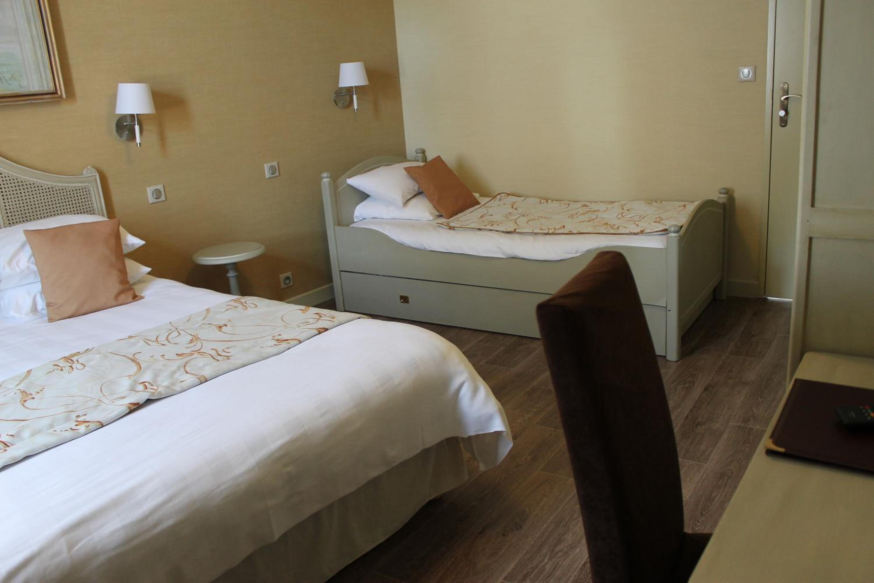 Triple Room (2 Adults + 1 Child) photo 3