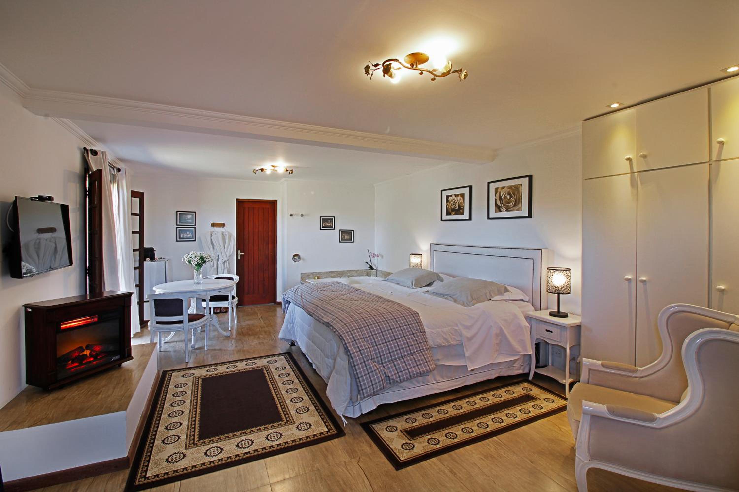 King Room with Spa Bath thumbnail 6