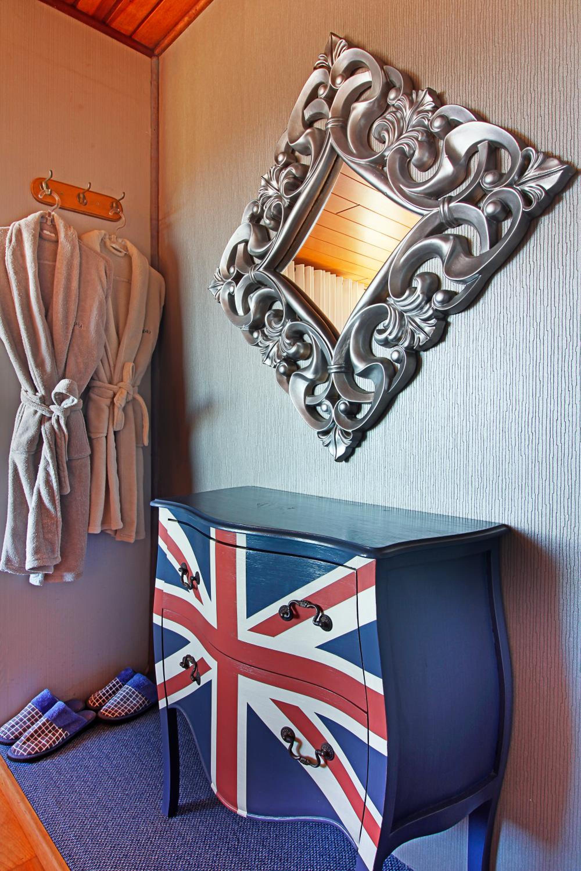 Deluxe Queen Room thumbnail 6