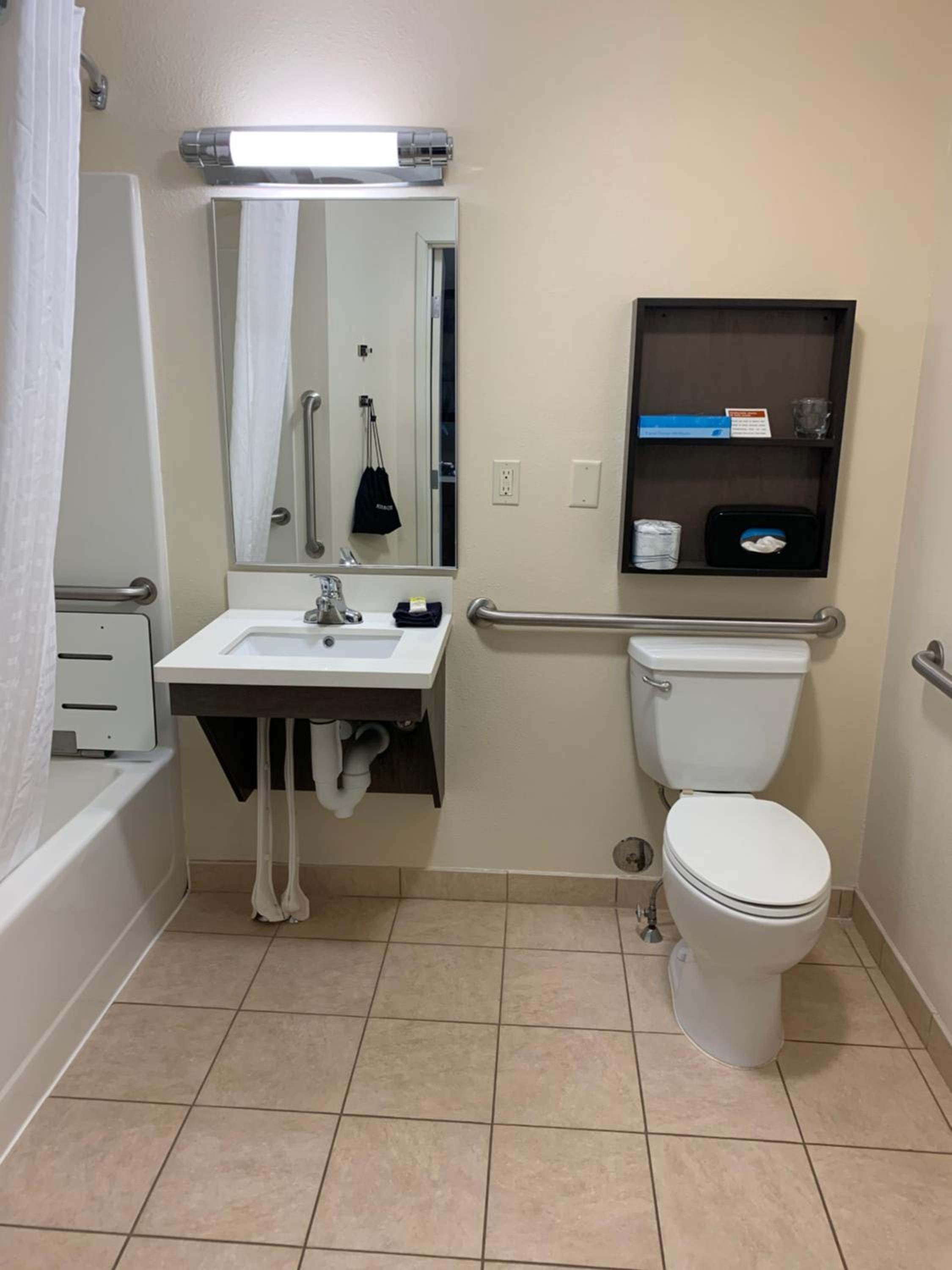 Queen Studio Suite with Bath Tub - Mobility Accessible - Non-Smoking - Photo 2