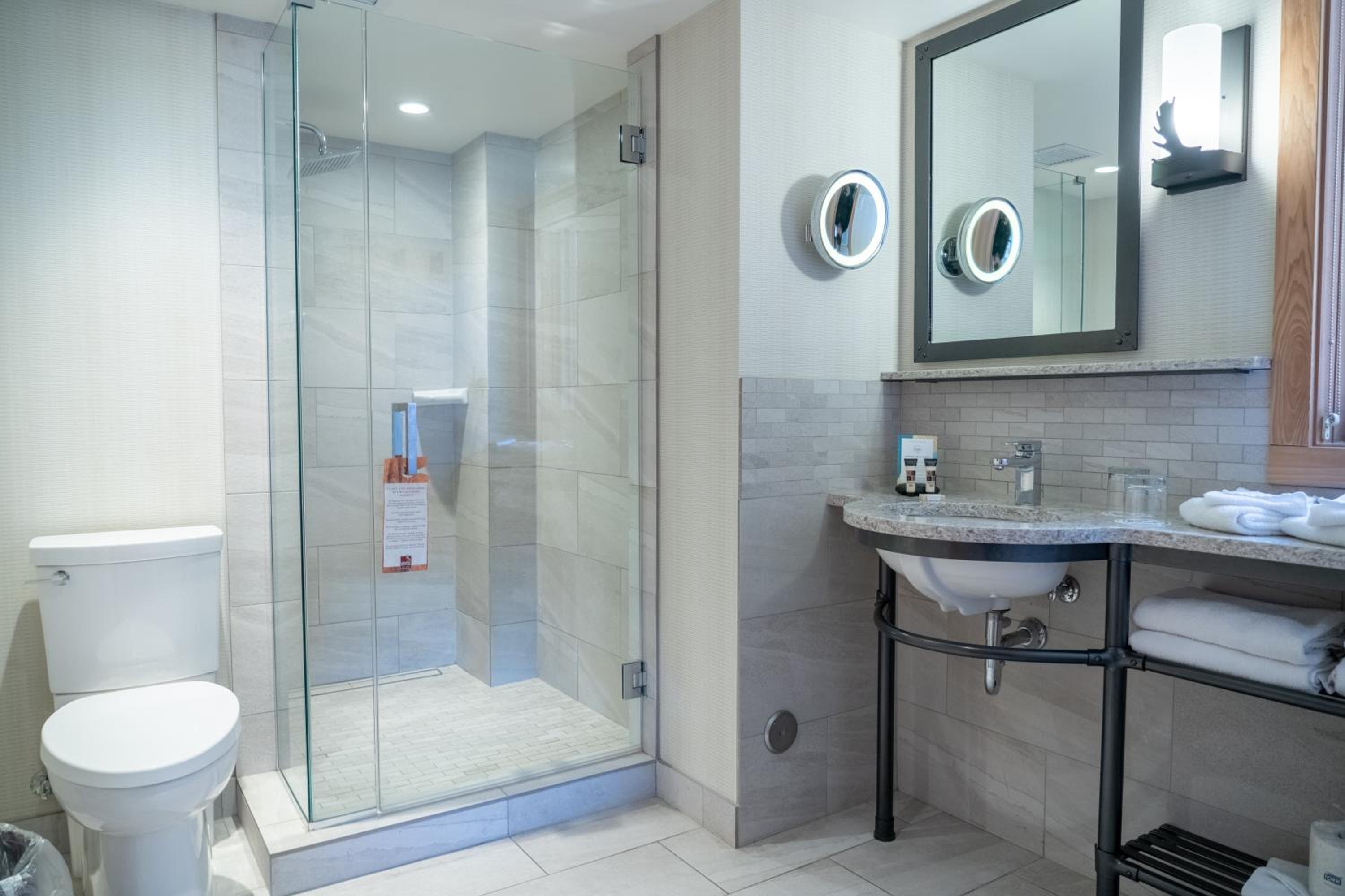 One-Bedroom Suite with Two Queens, photo 7