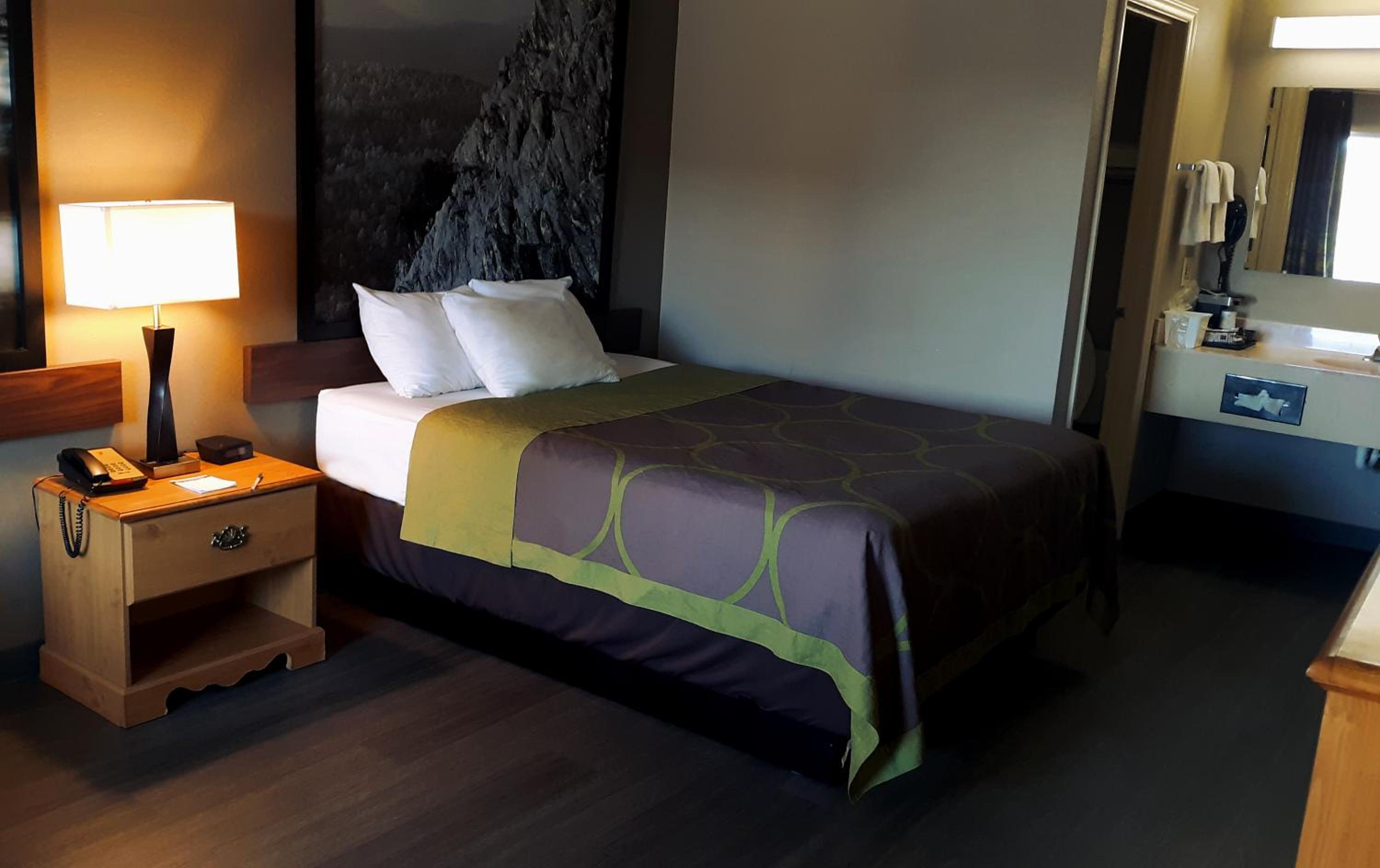 Queen Room - Non-Smoking - Photo 2