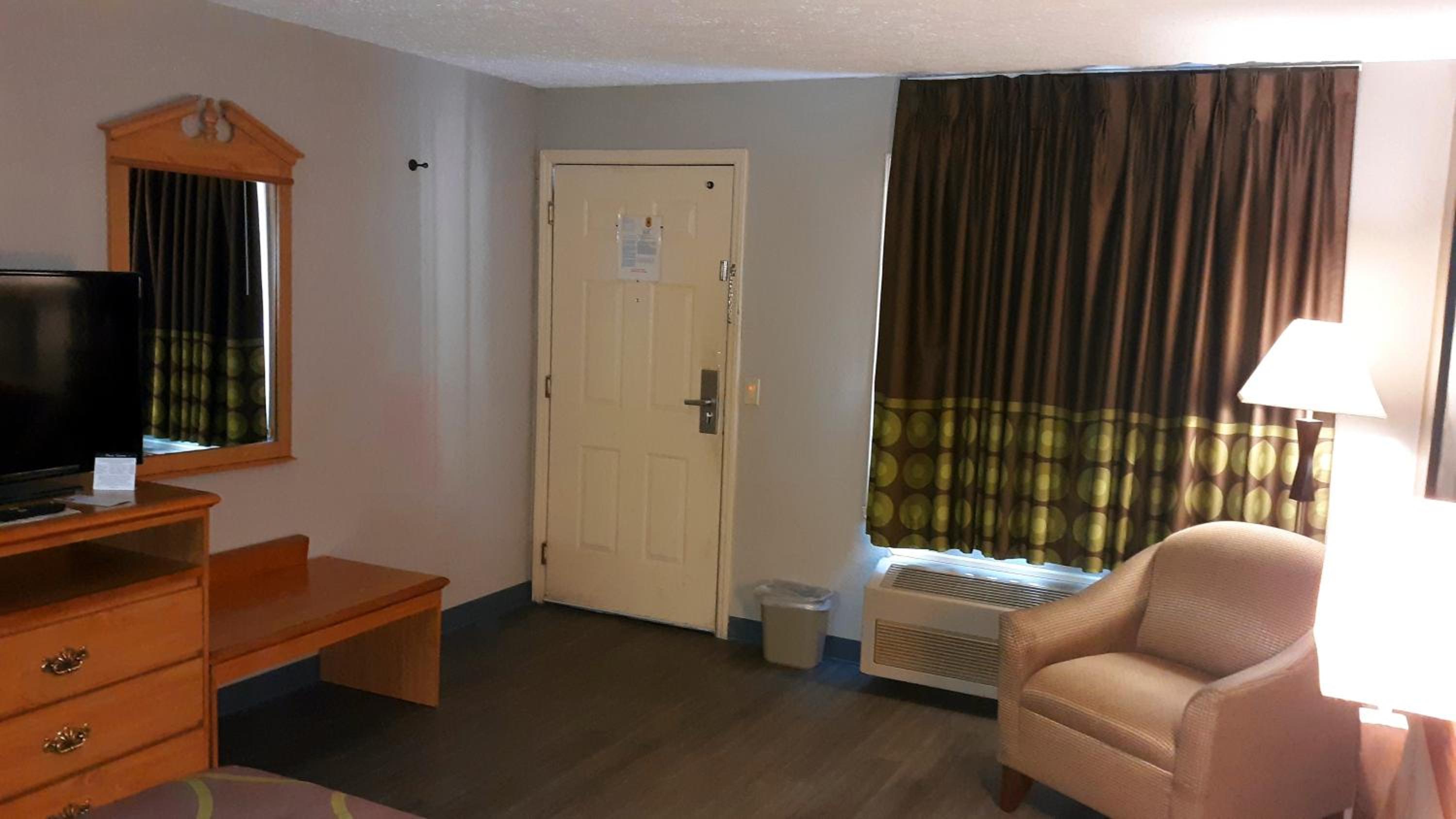 Queen Room - Non-Smoking - Photo 3