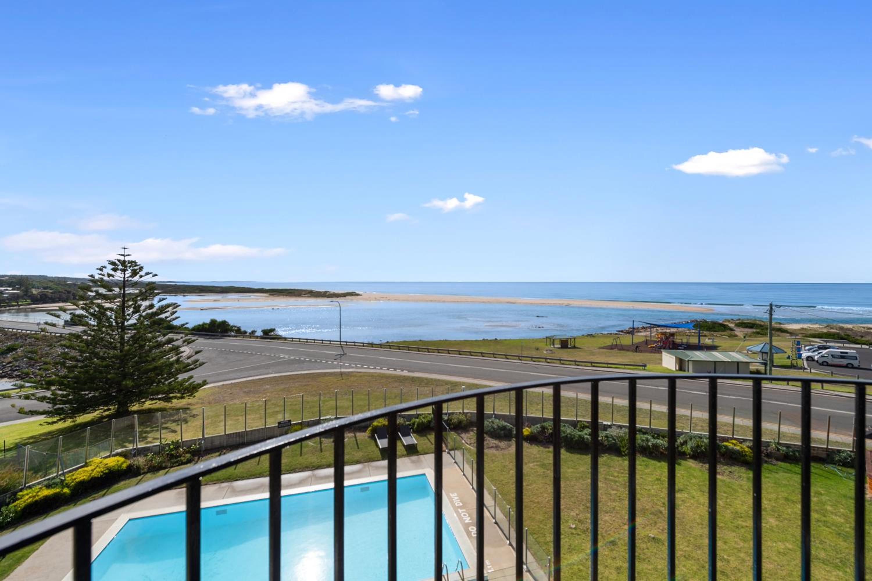Premium King Room with Sea View photo 2