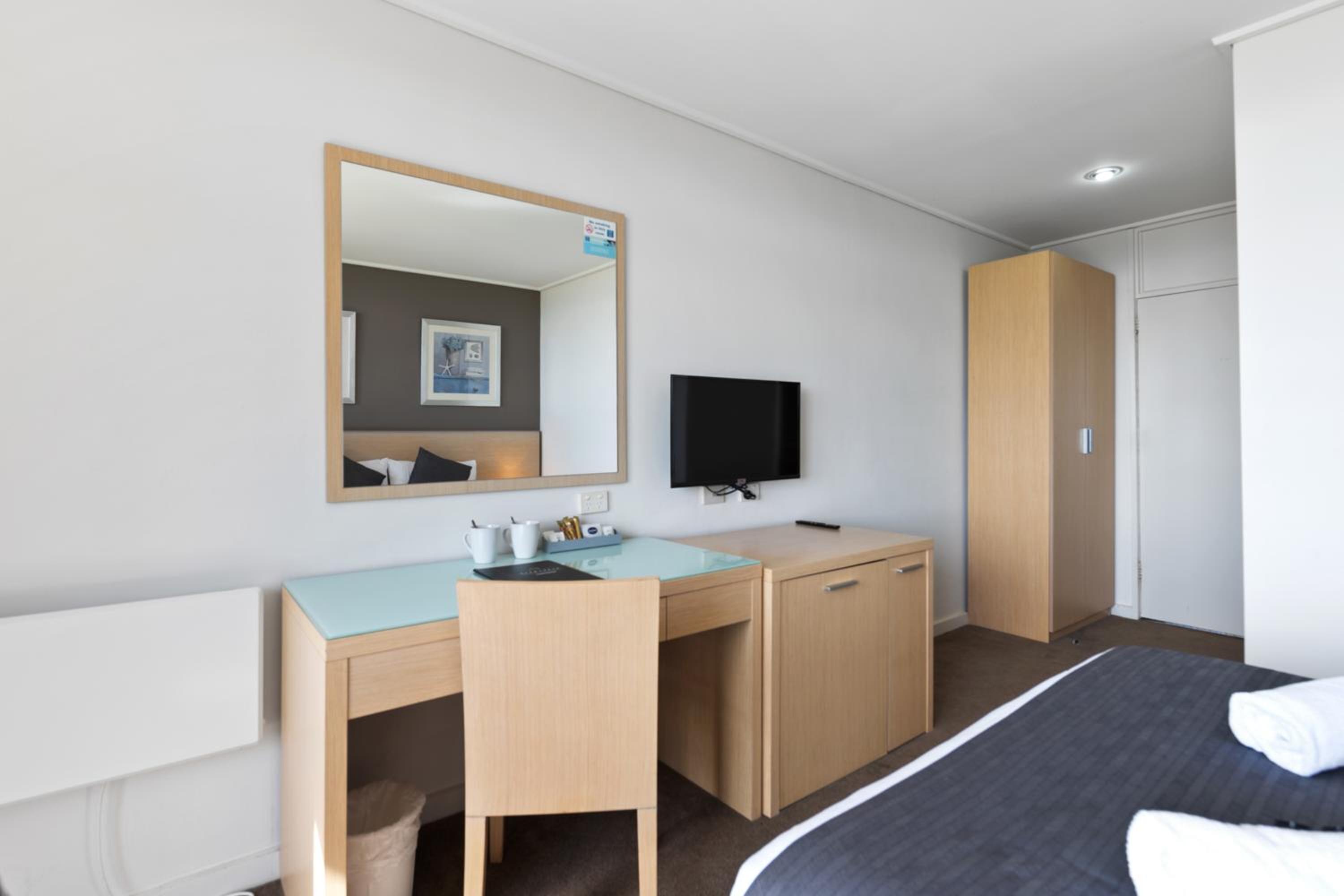 Stardard Queen Room with Sea and River View - Stair Access Only photo 3