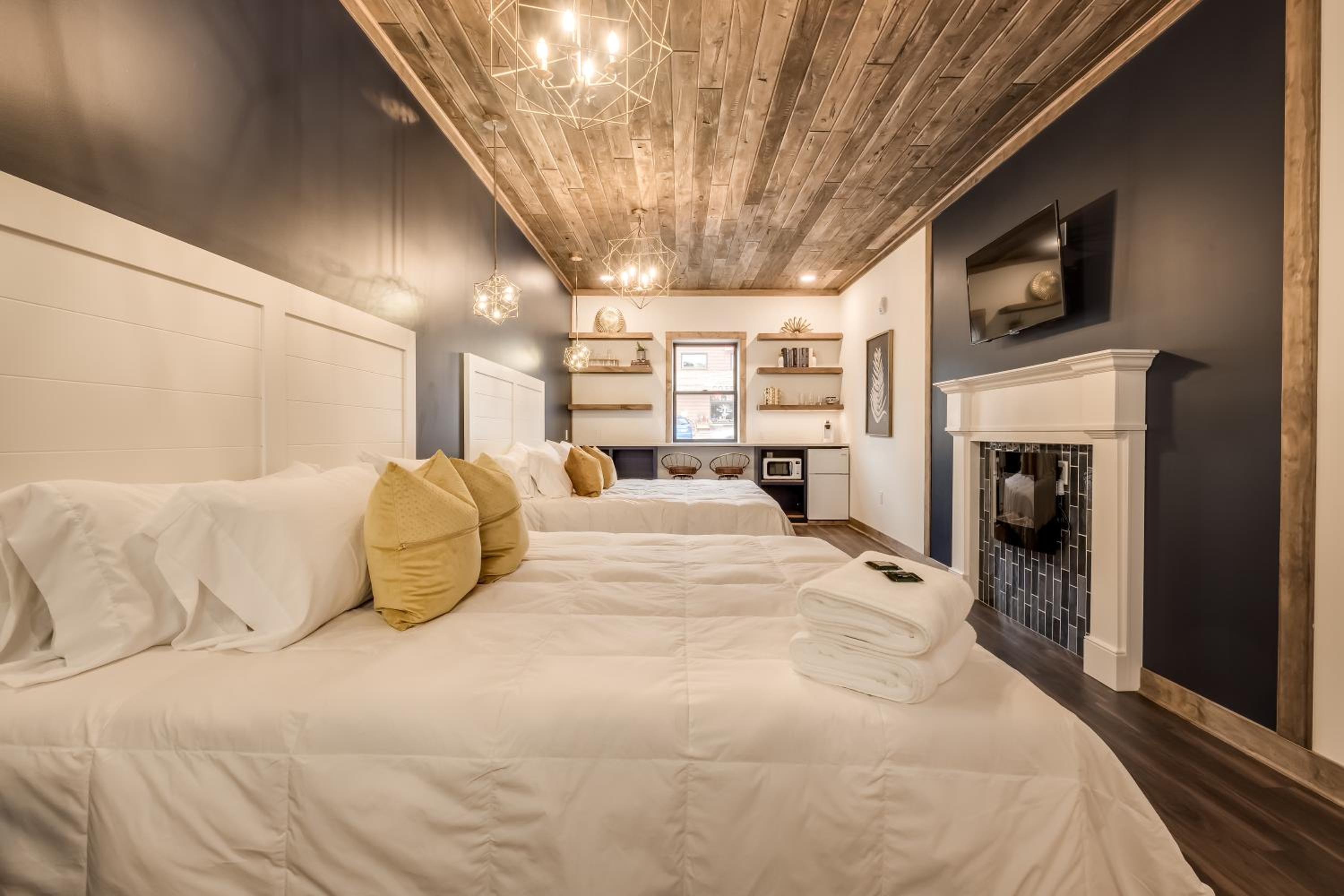 Superior King Suite - Photo 13