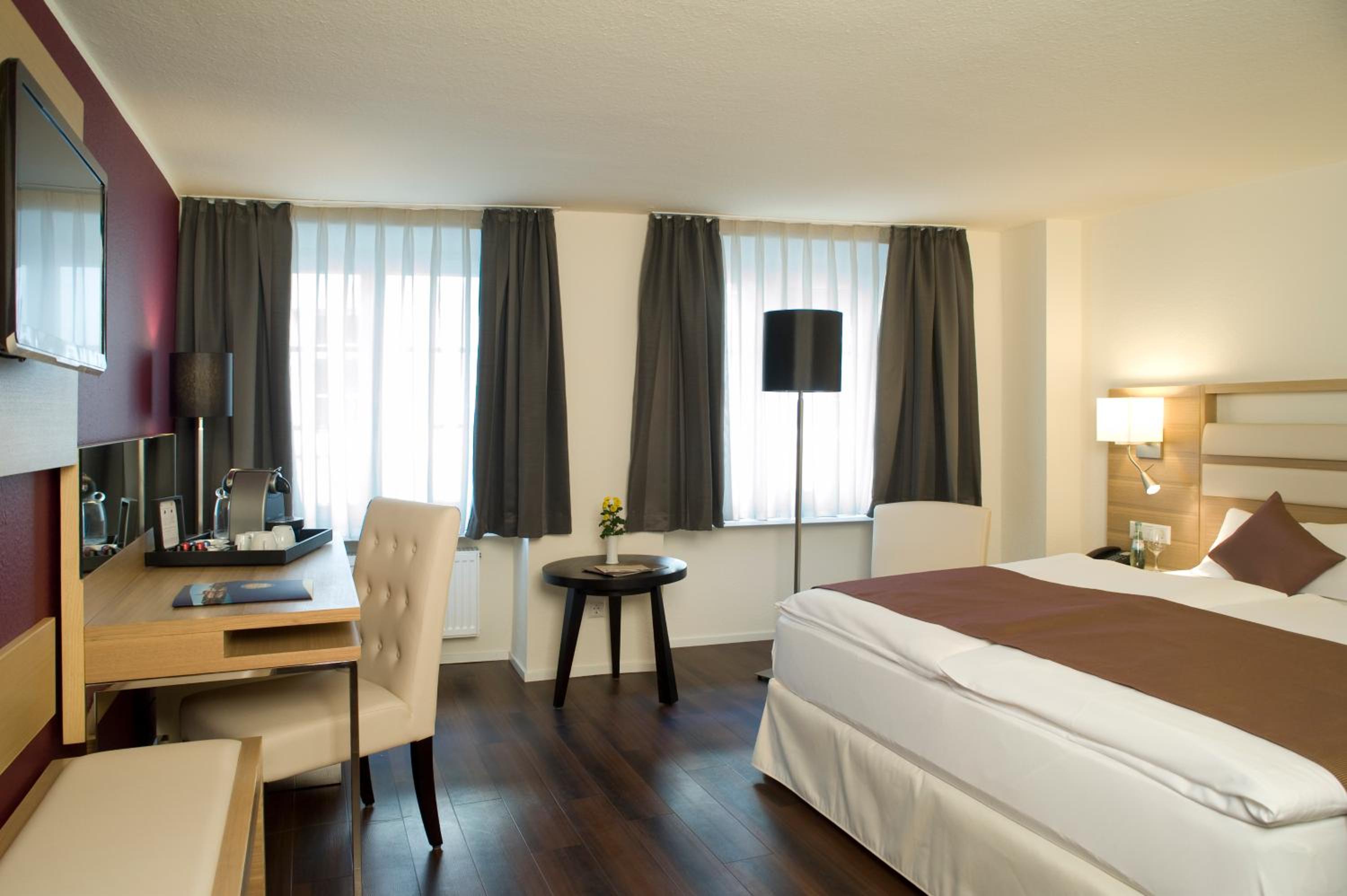 Double Room with City View - Photo 6