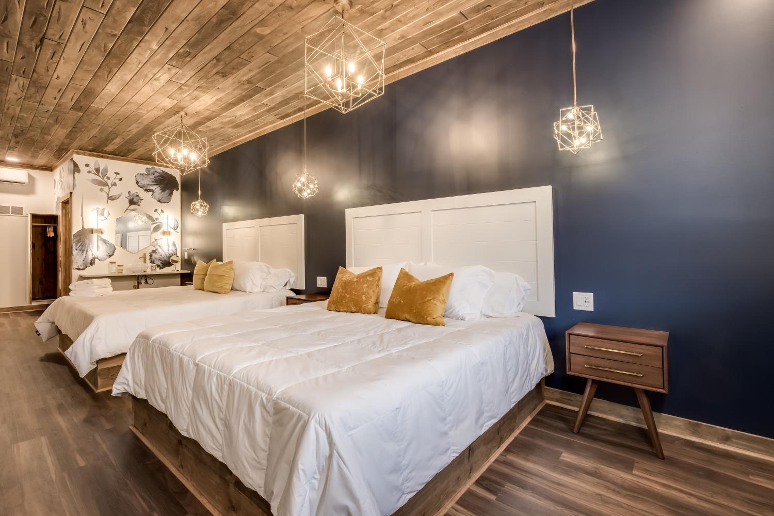 Superior King Suite - Photo 17