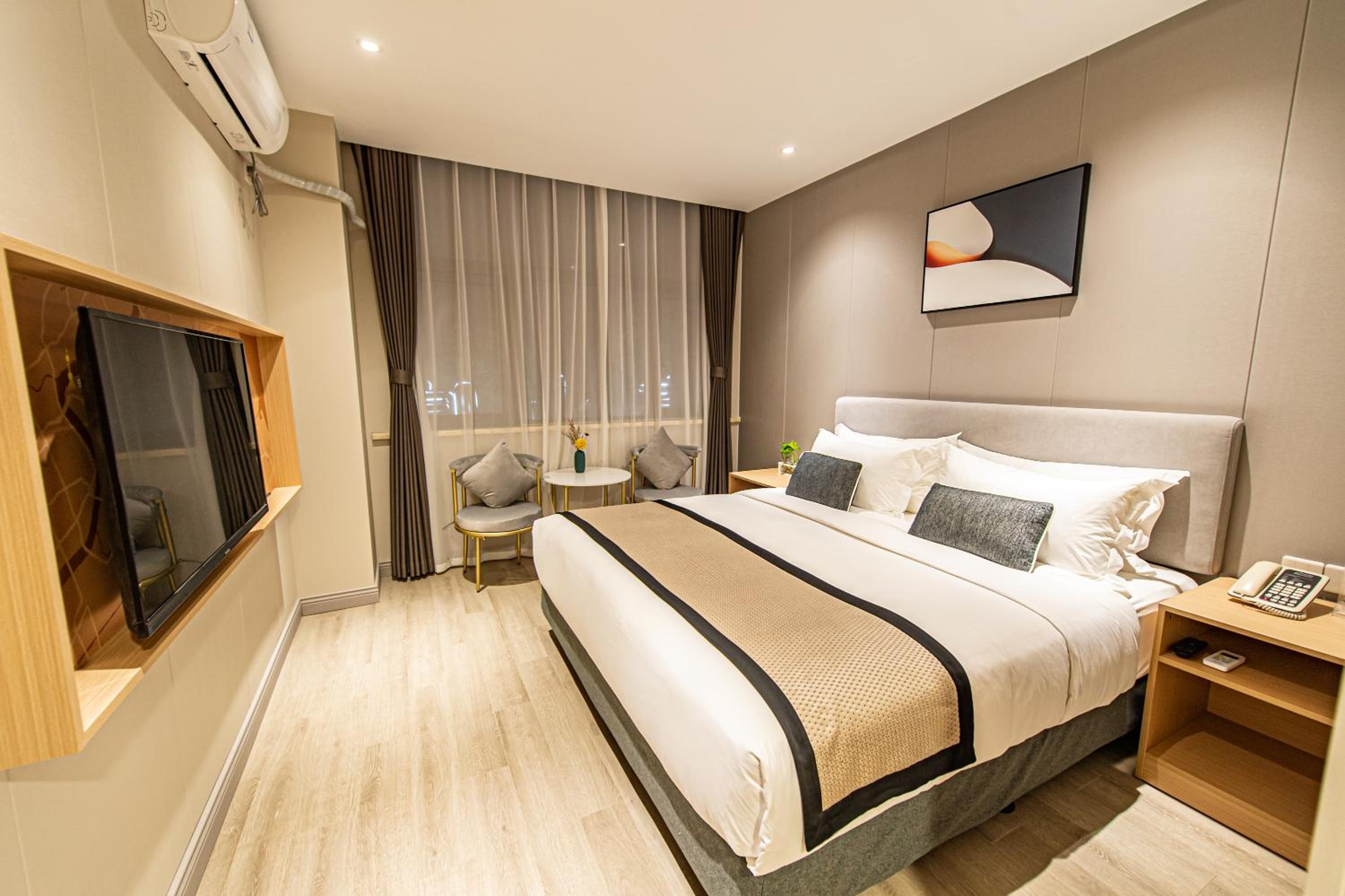 Deluxe Queen Room