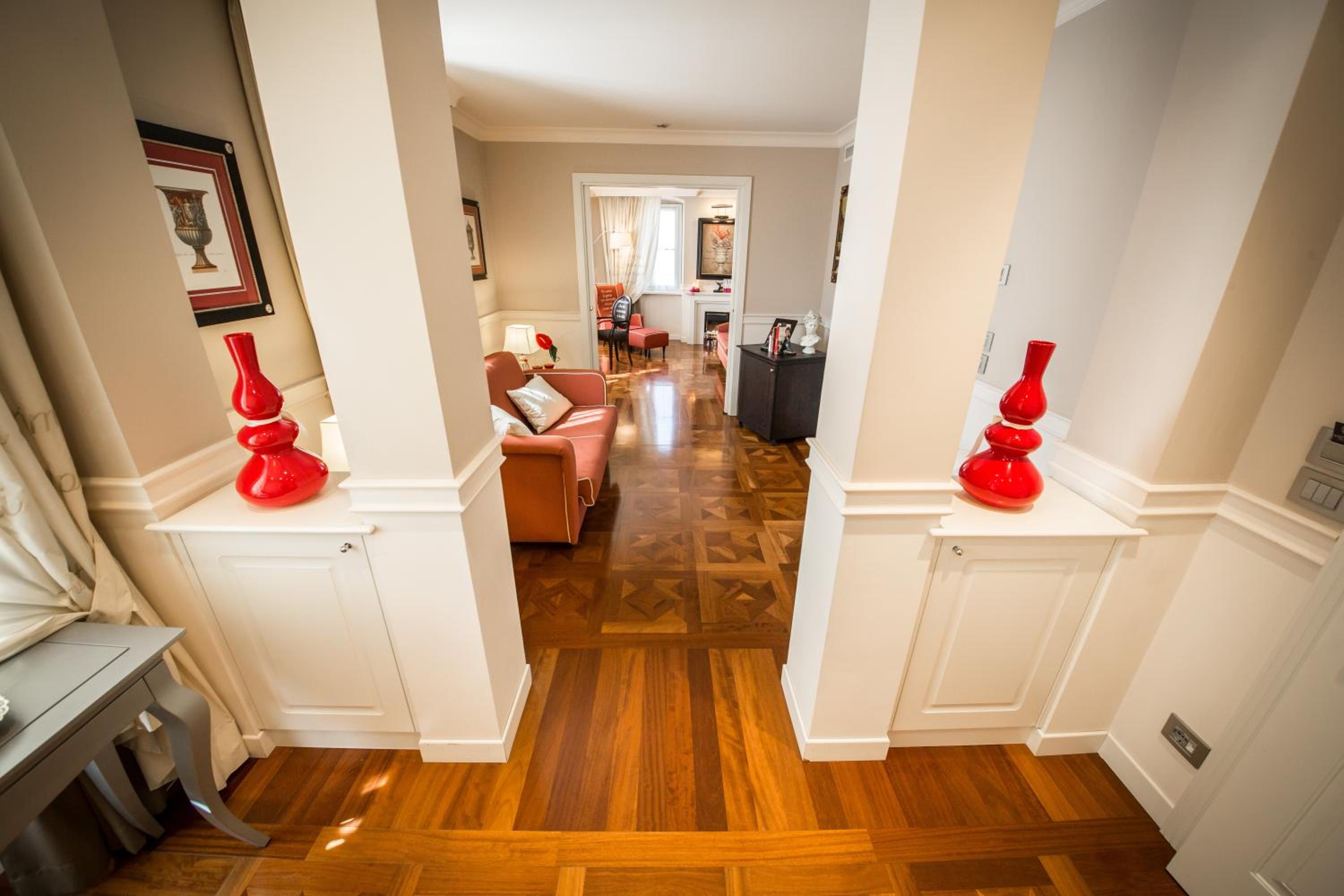 Suite - Photo 1